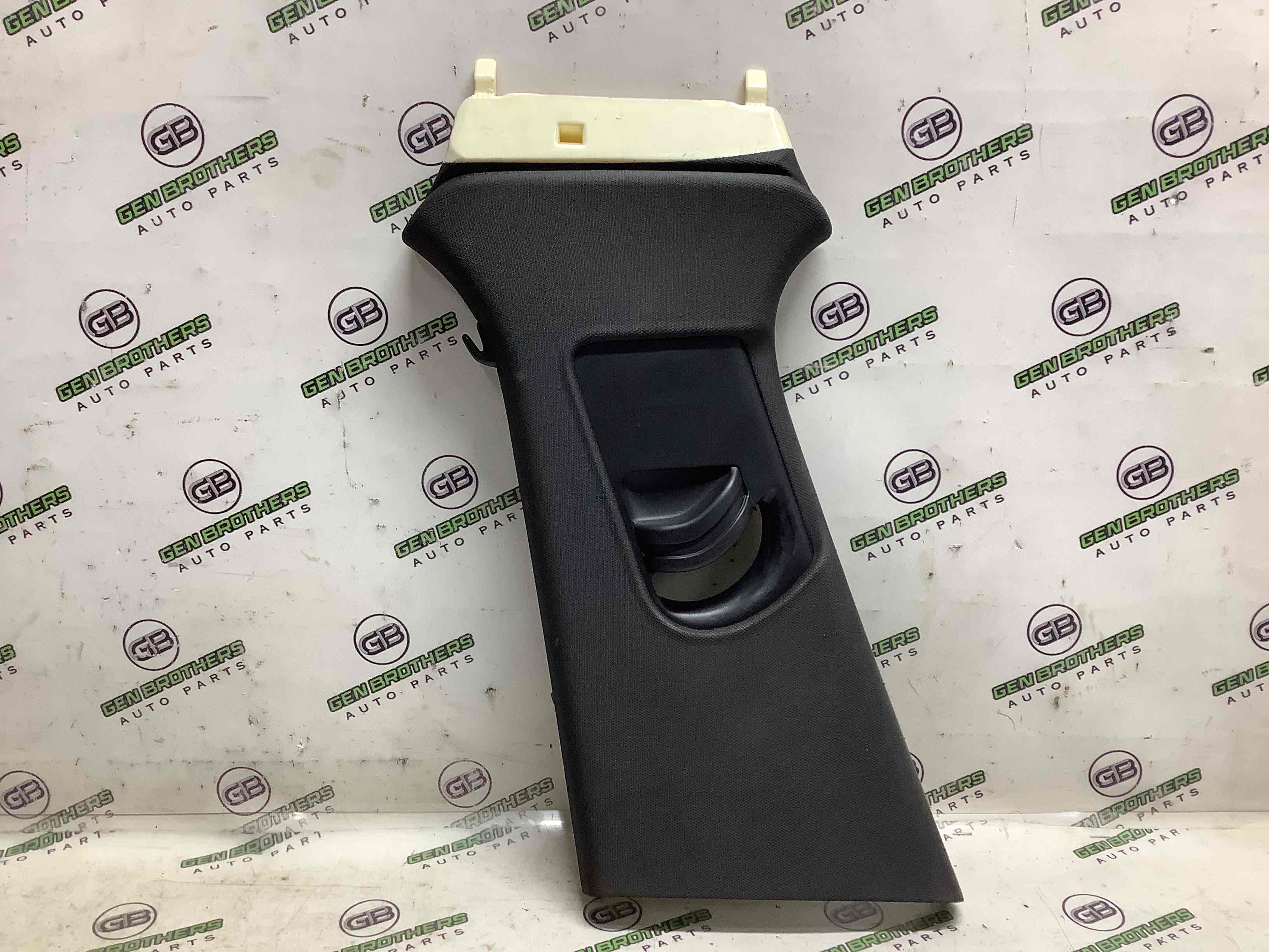 Обшивка центральної стійки ліва