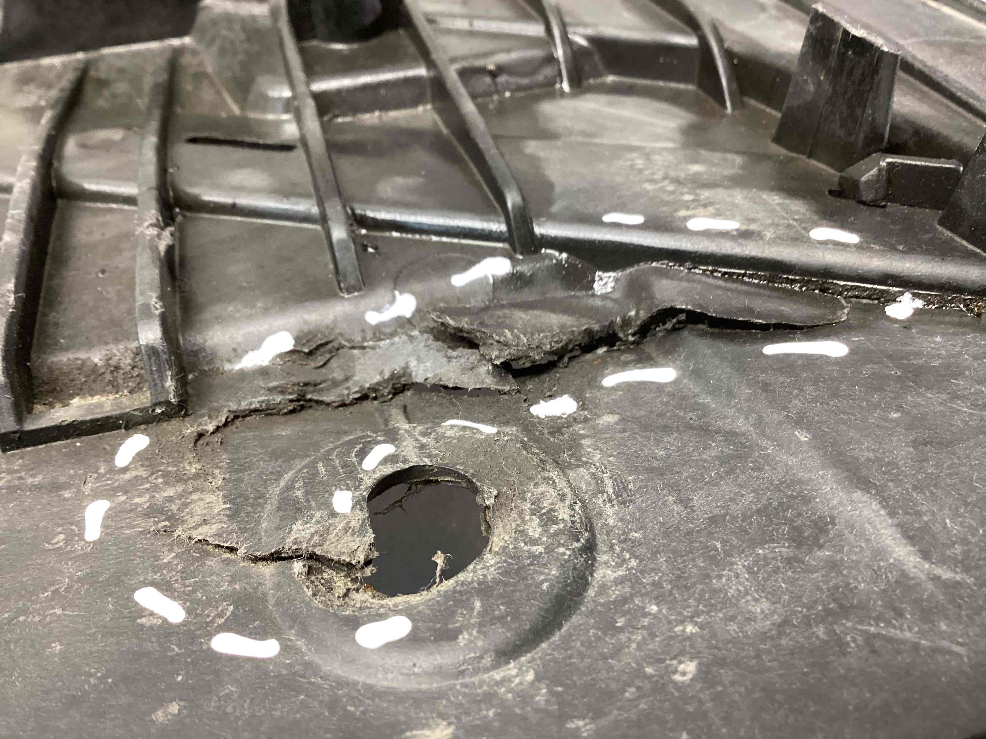 Губа бампера нижня