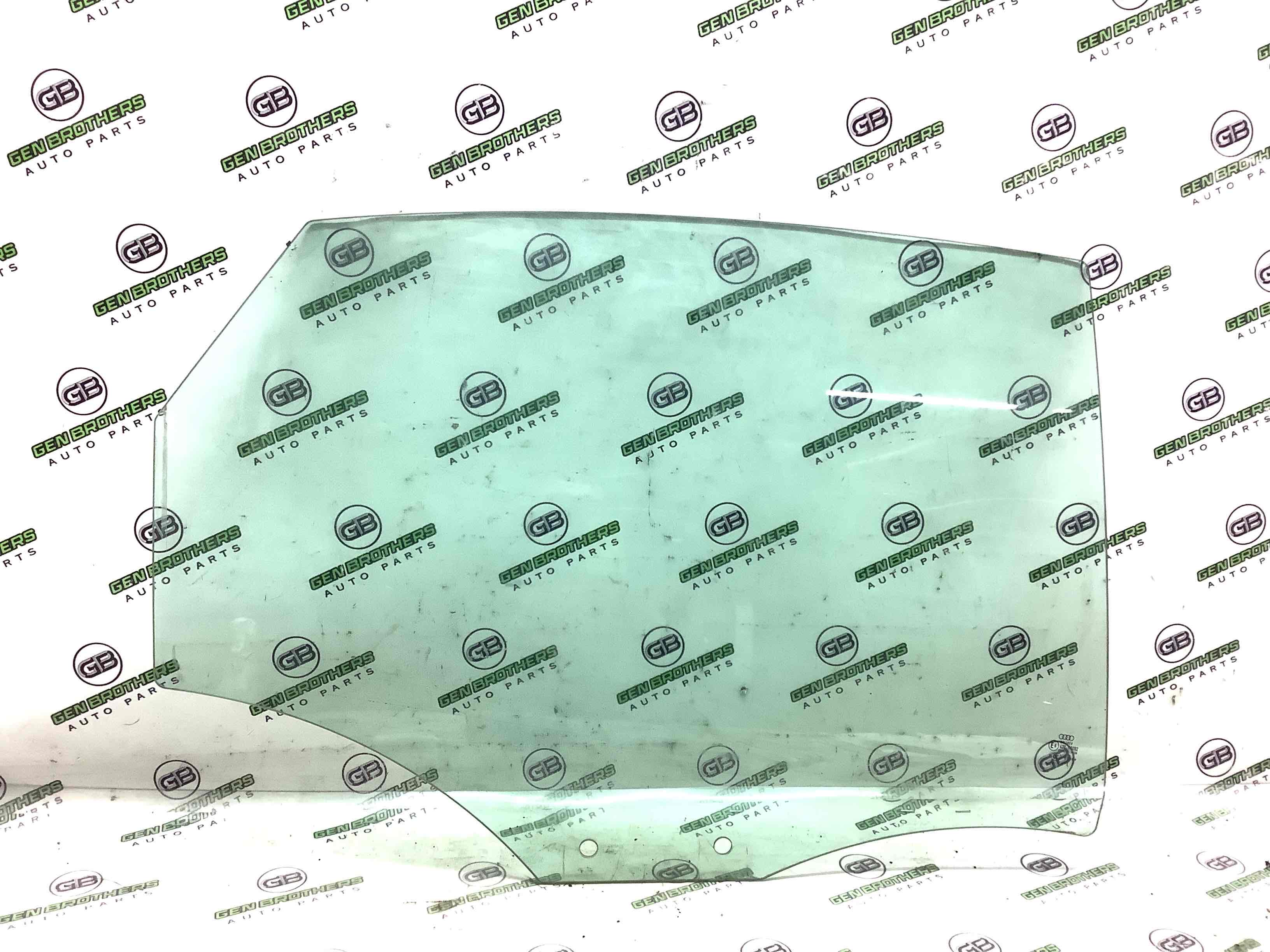 Скло заднє праве