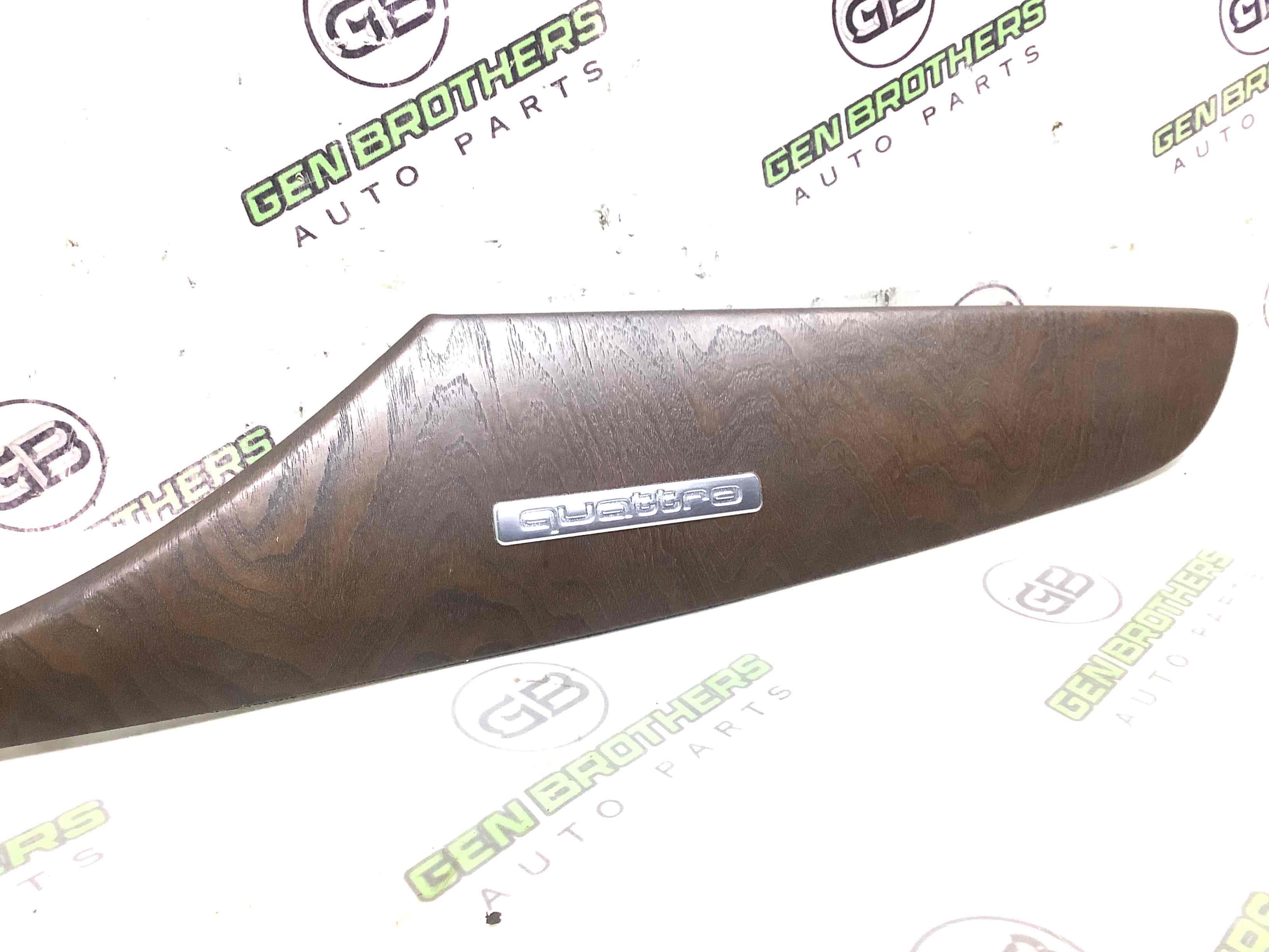 Обшивка панелі приладів торпедо