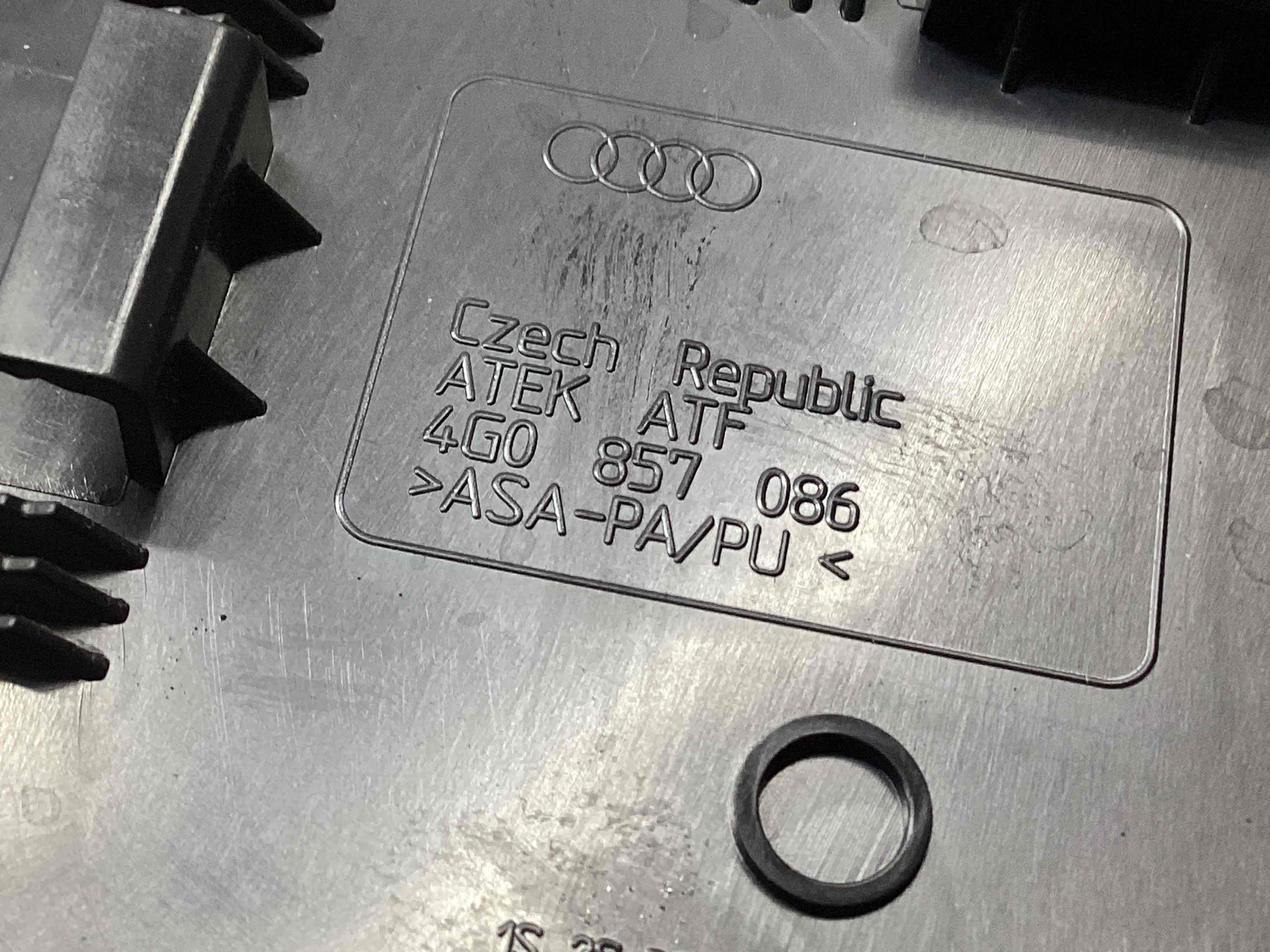 Обшивка панелі приладів торпедо