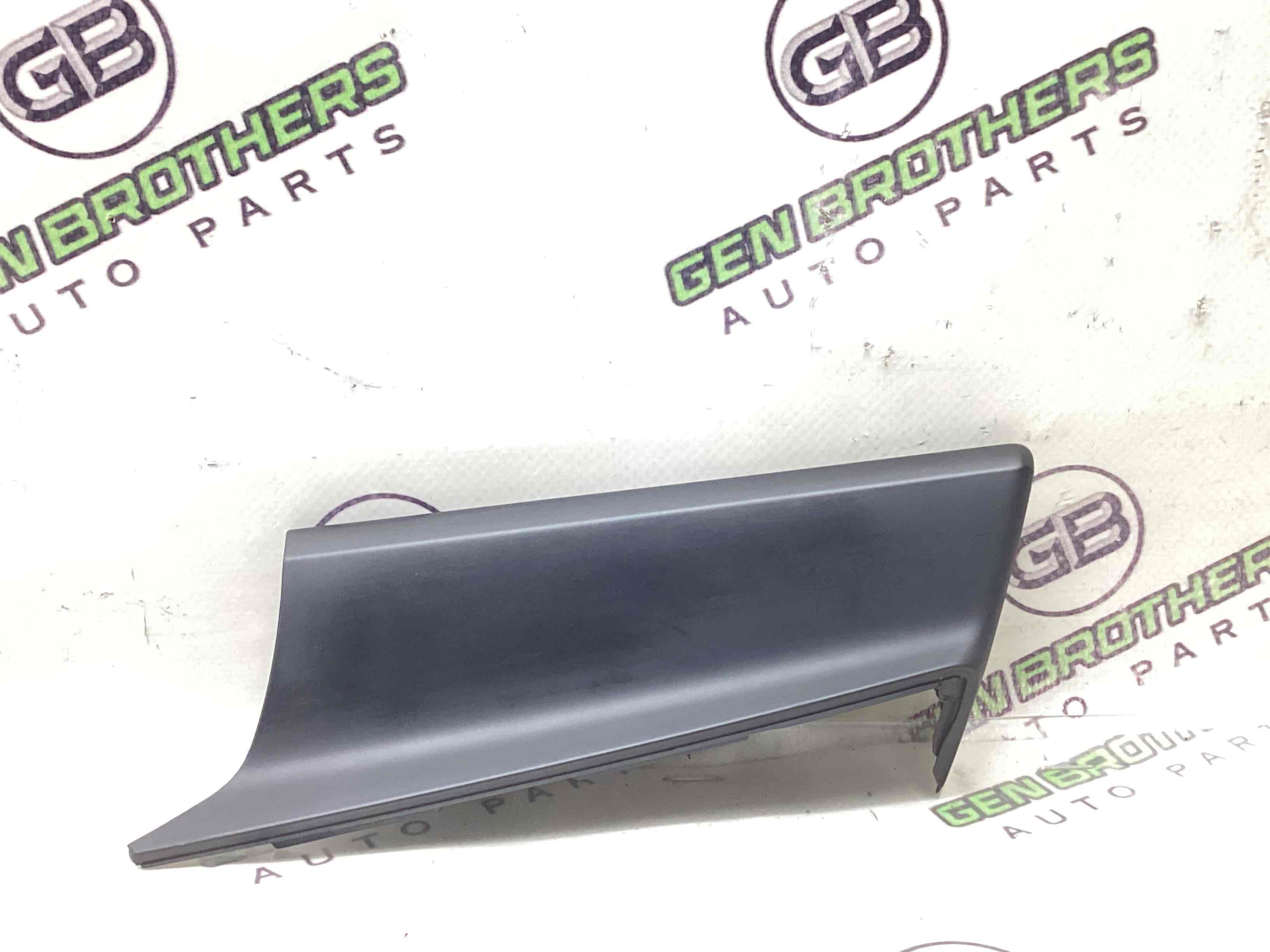 Обшивка панелі приладів торпедо