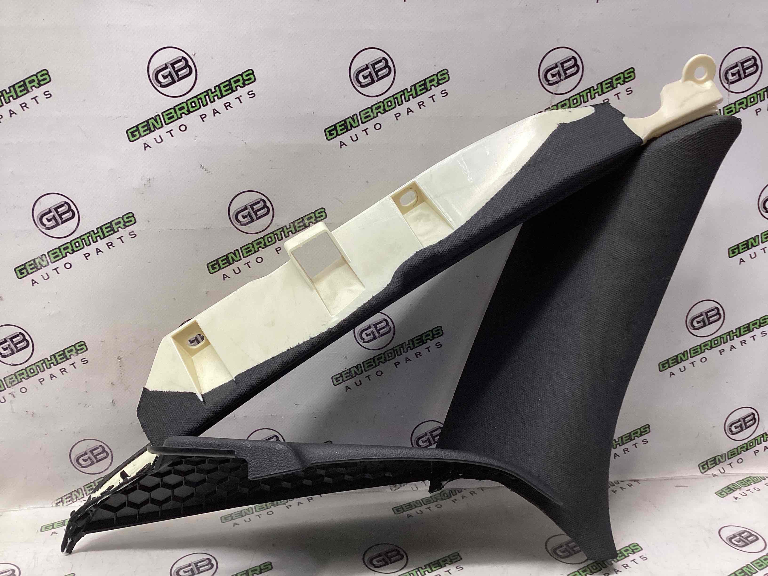 Обшивка задньої стійки ліва