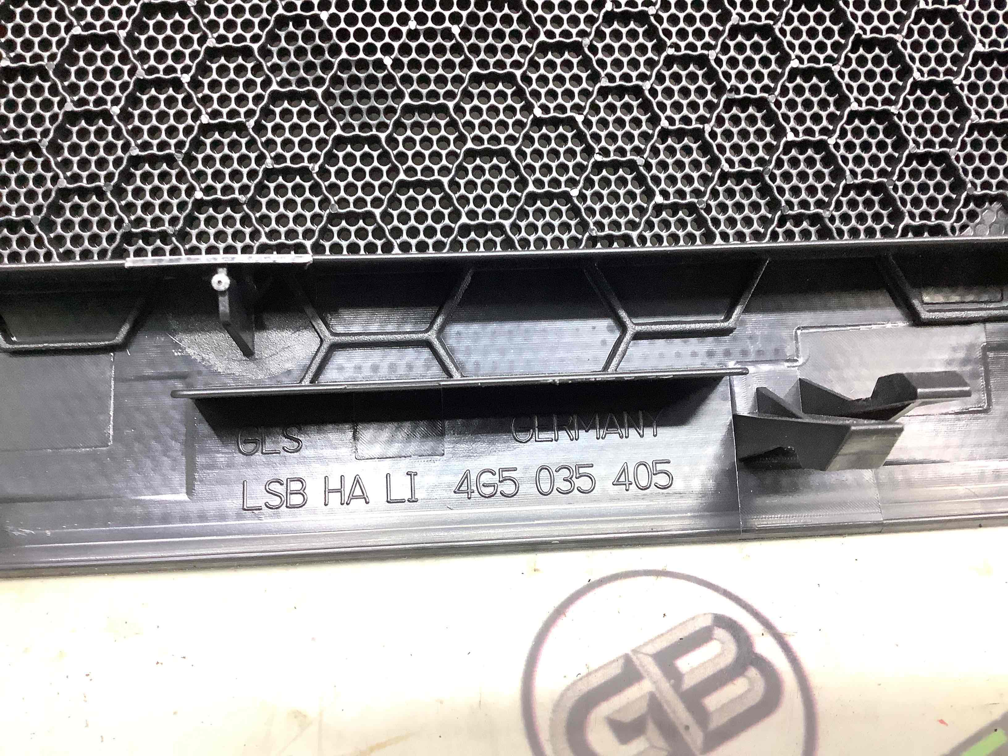 Обшивка задньої полиці