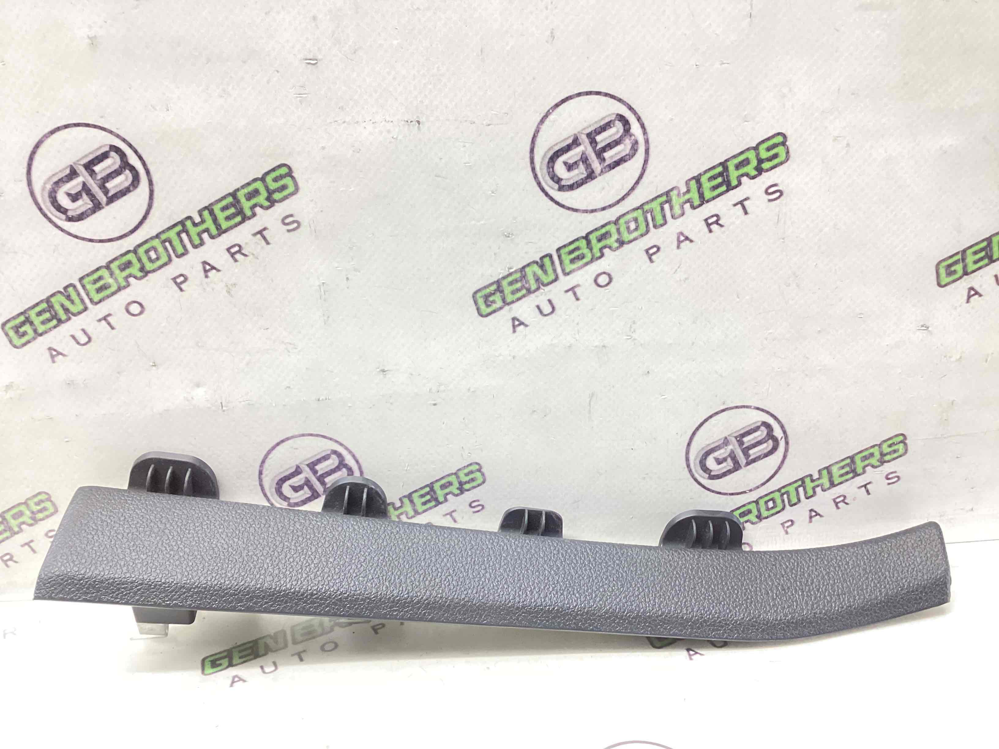 Обшивка передньої стійки права