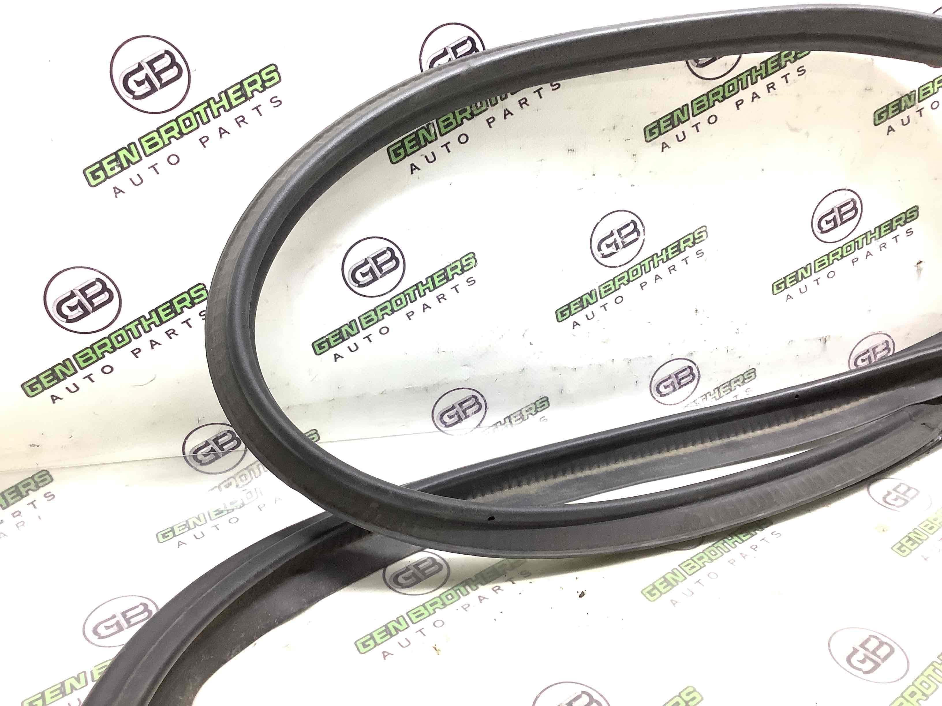 Ущільнювач кришки багажника, двері багажника