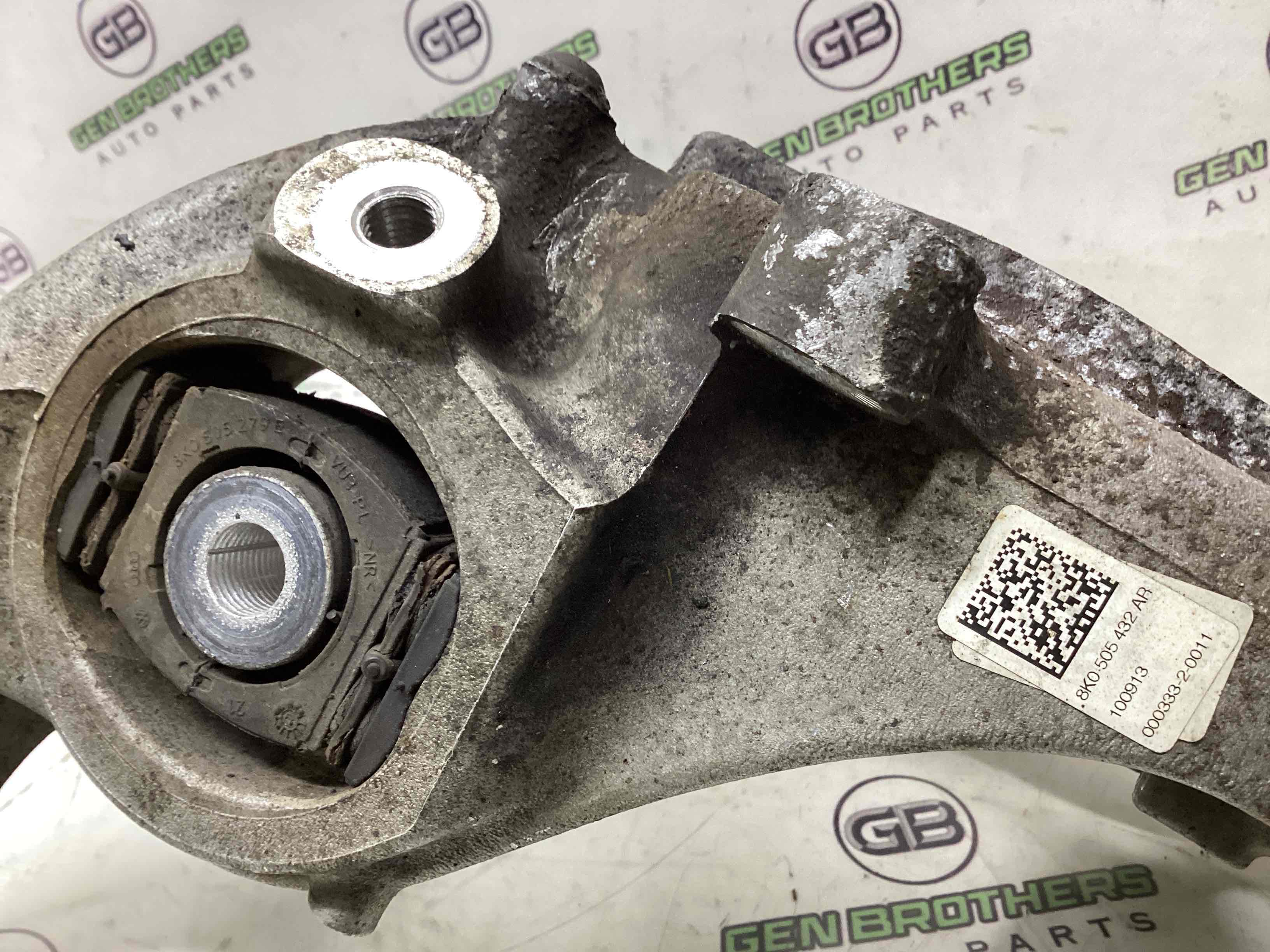 Кулак задний правый