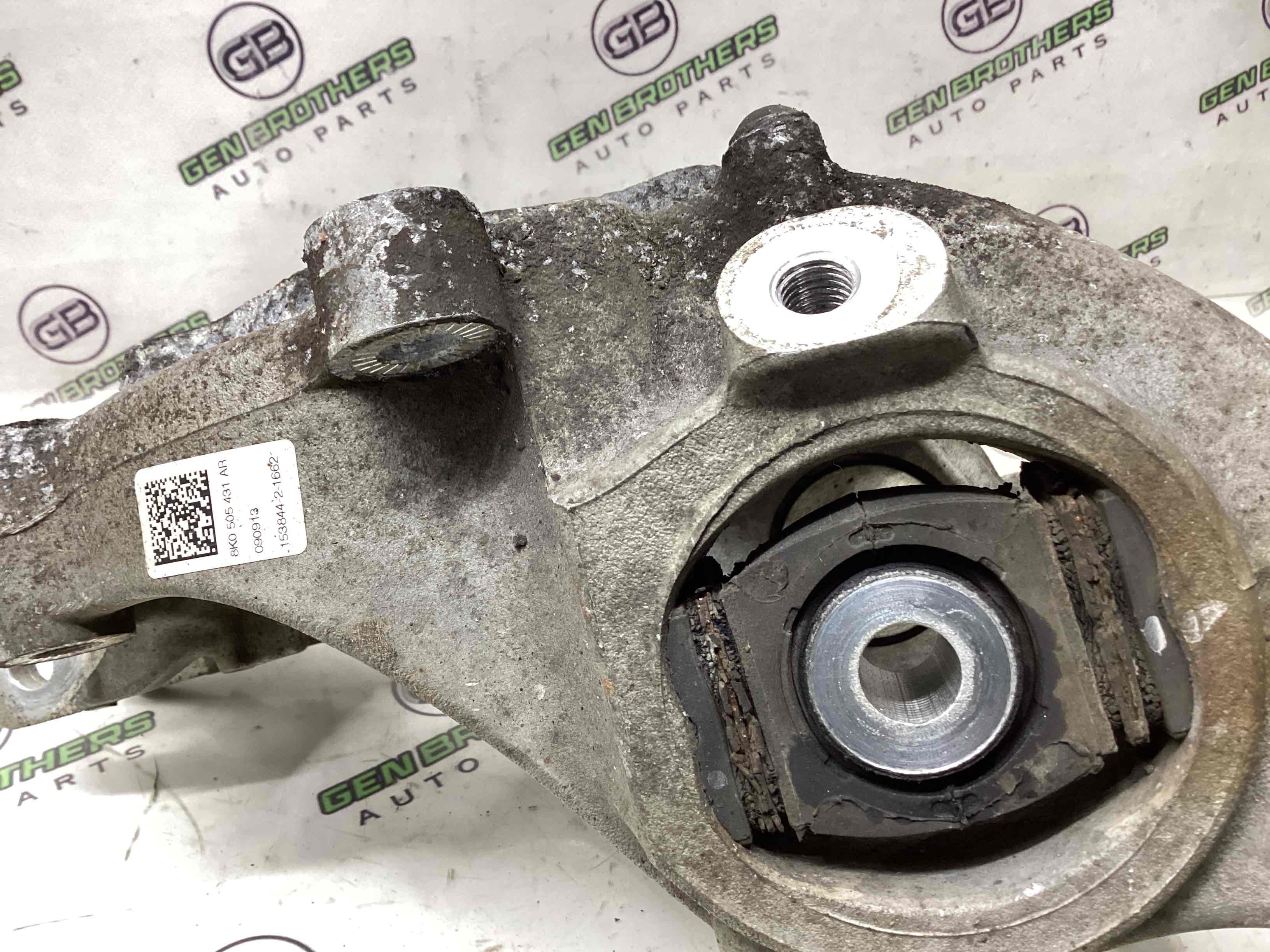 Кулак задній лівий