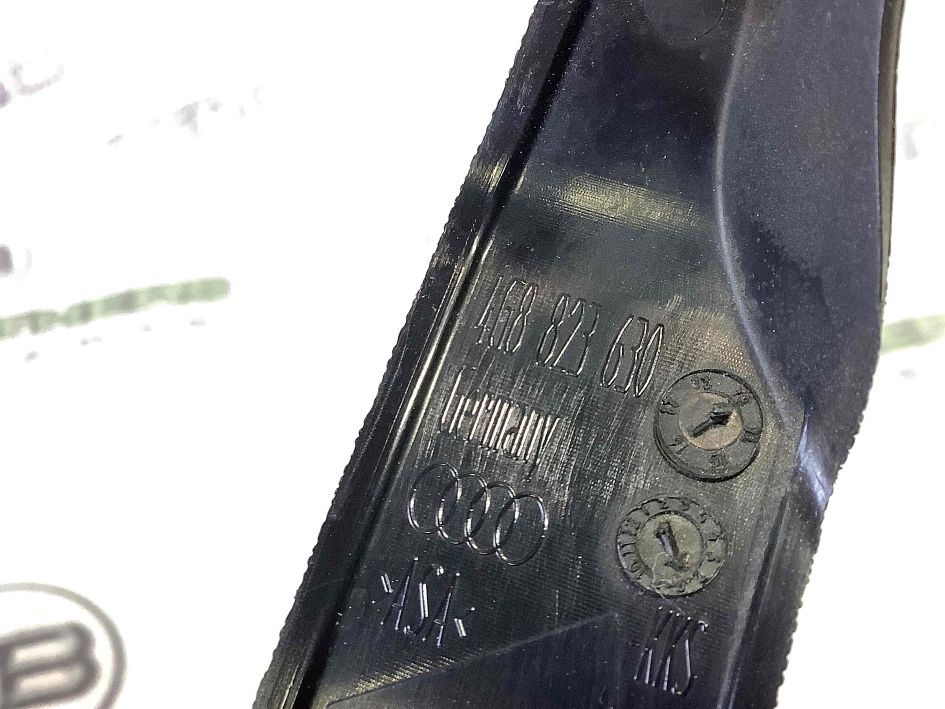 Пластик моторного відсіку