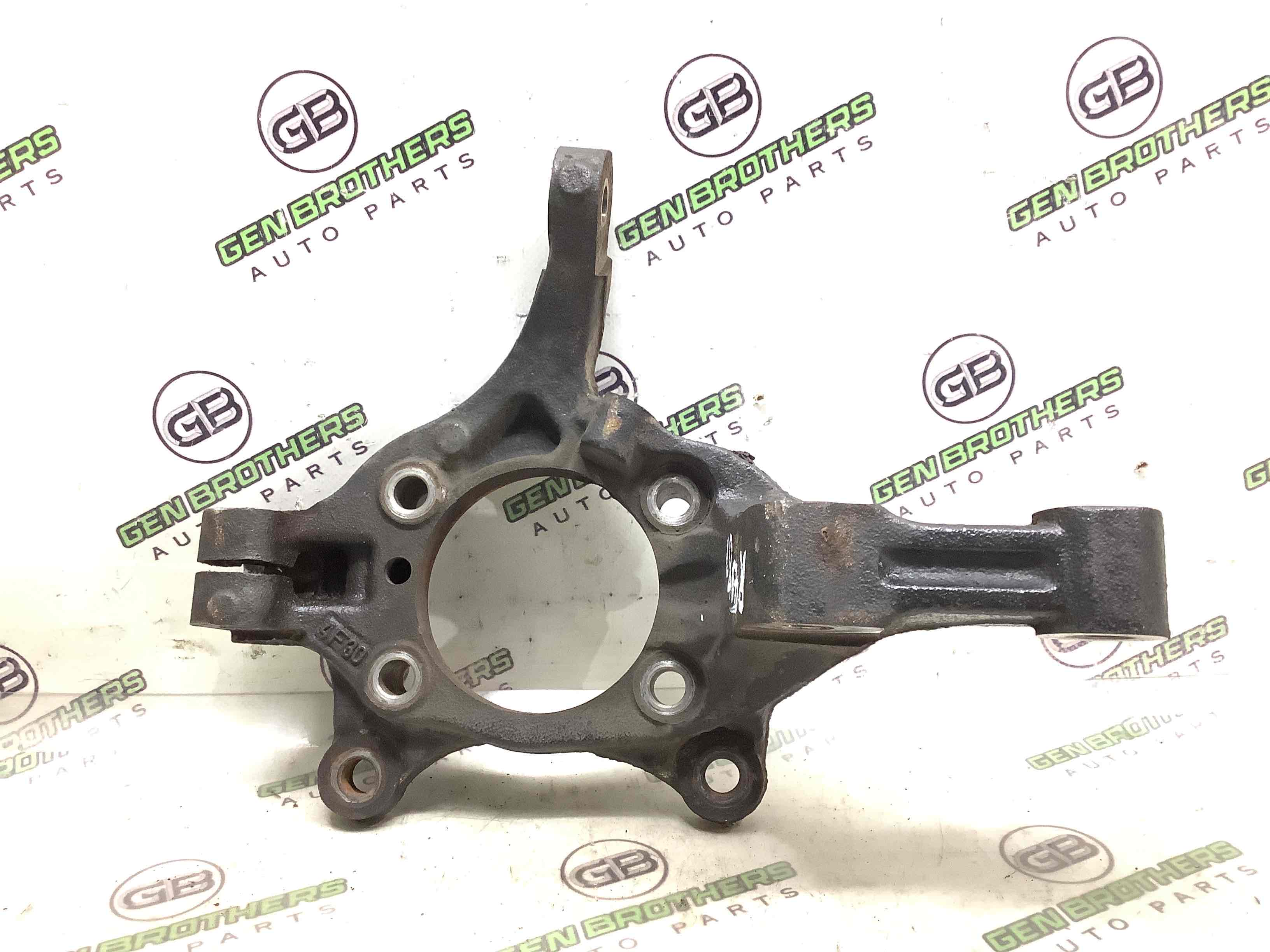 Кулак поворотний правий