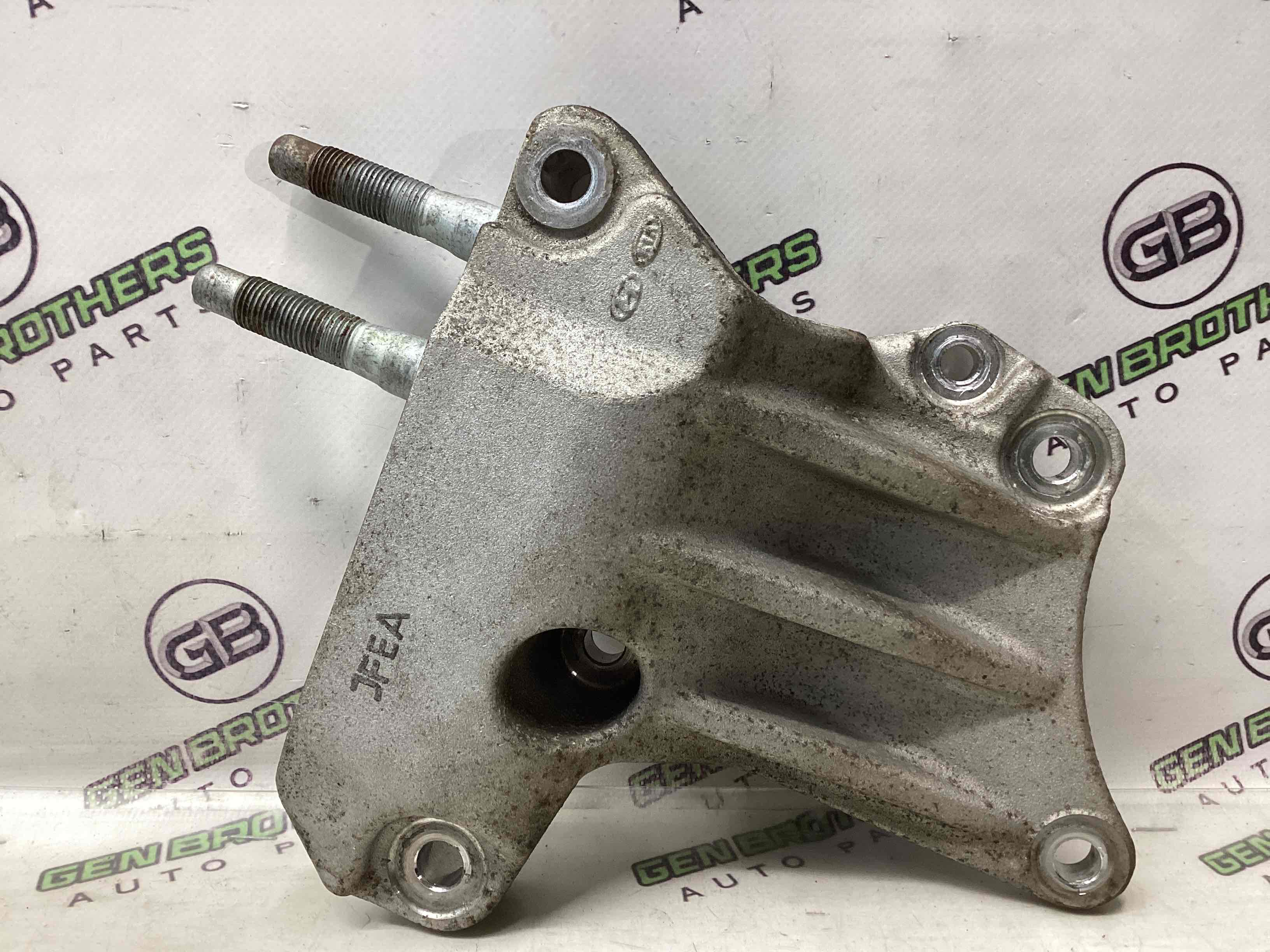 Кронштейн двигуна