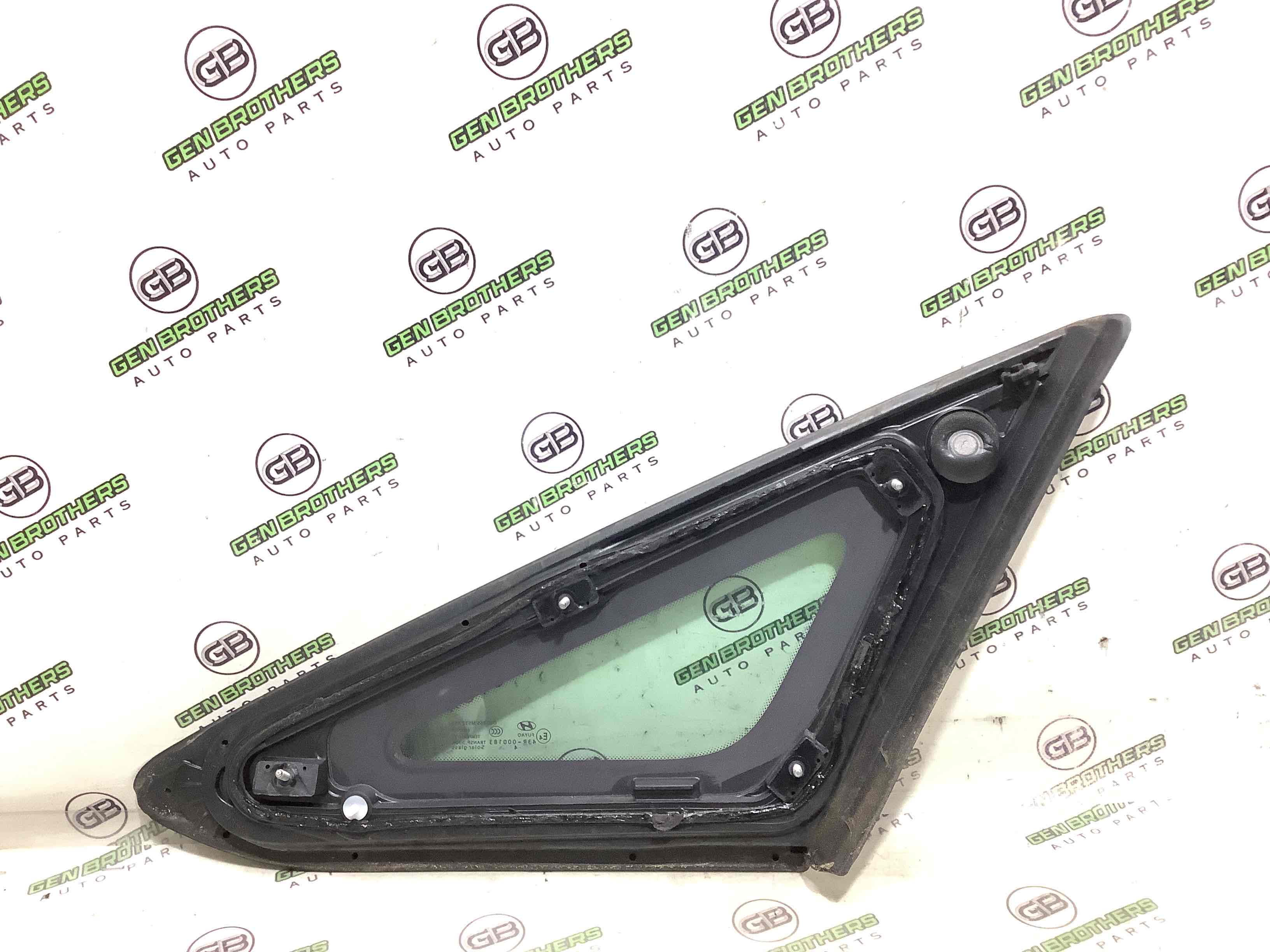 Скло кузовне бічне ліве