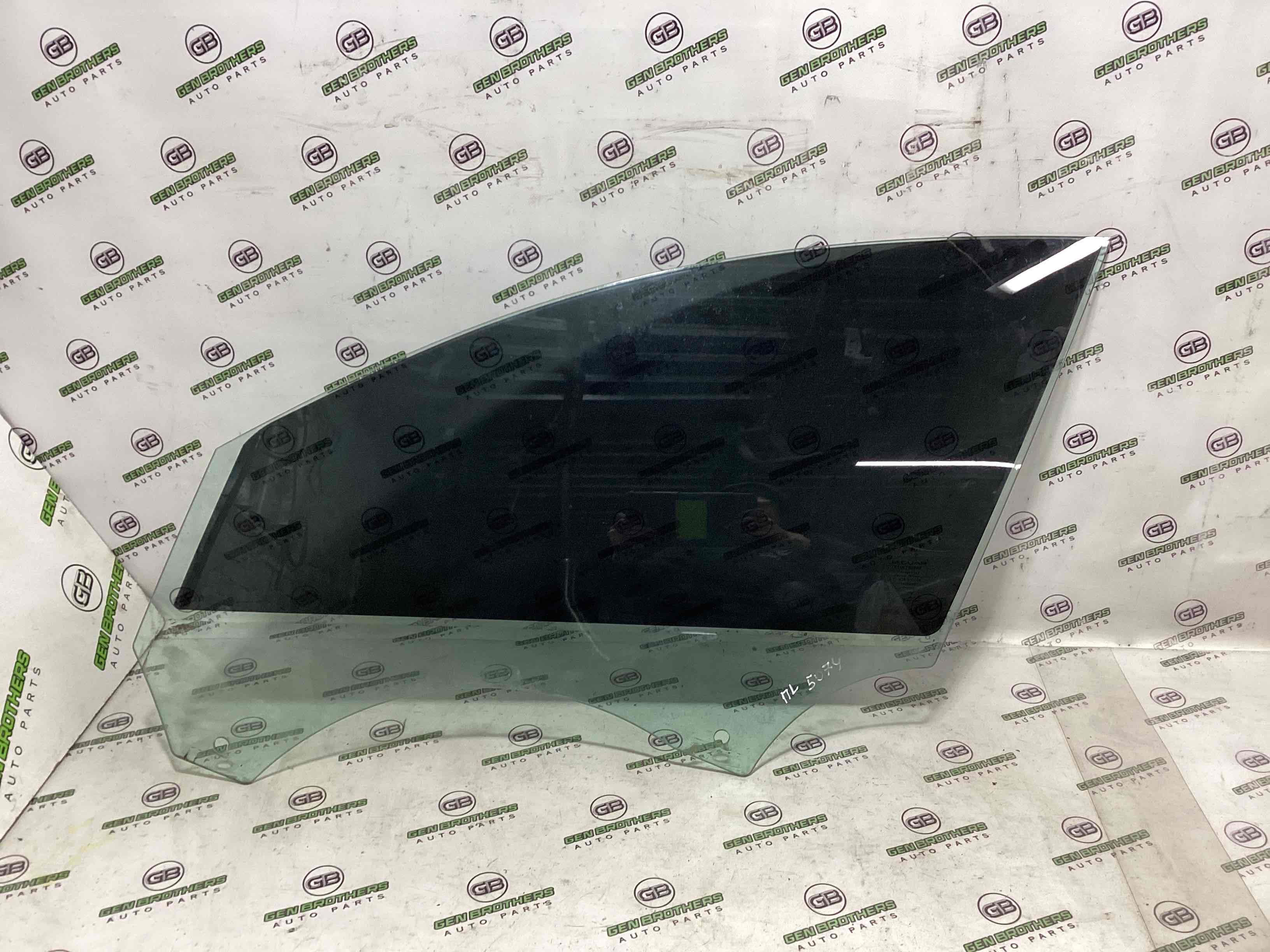 Скло переднє ліве