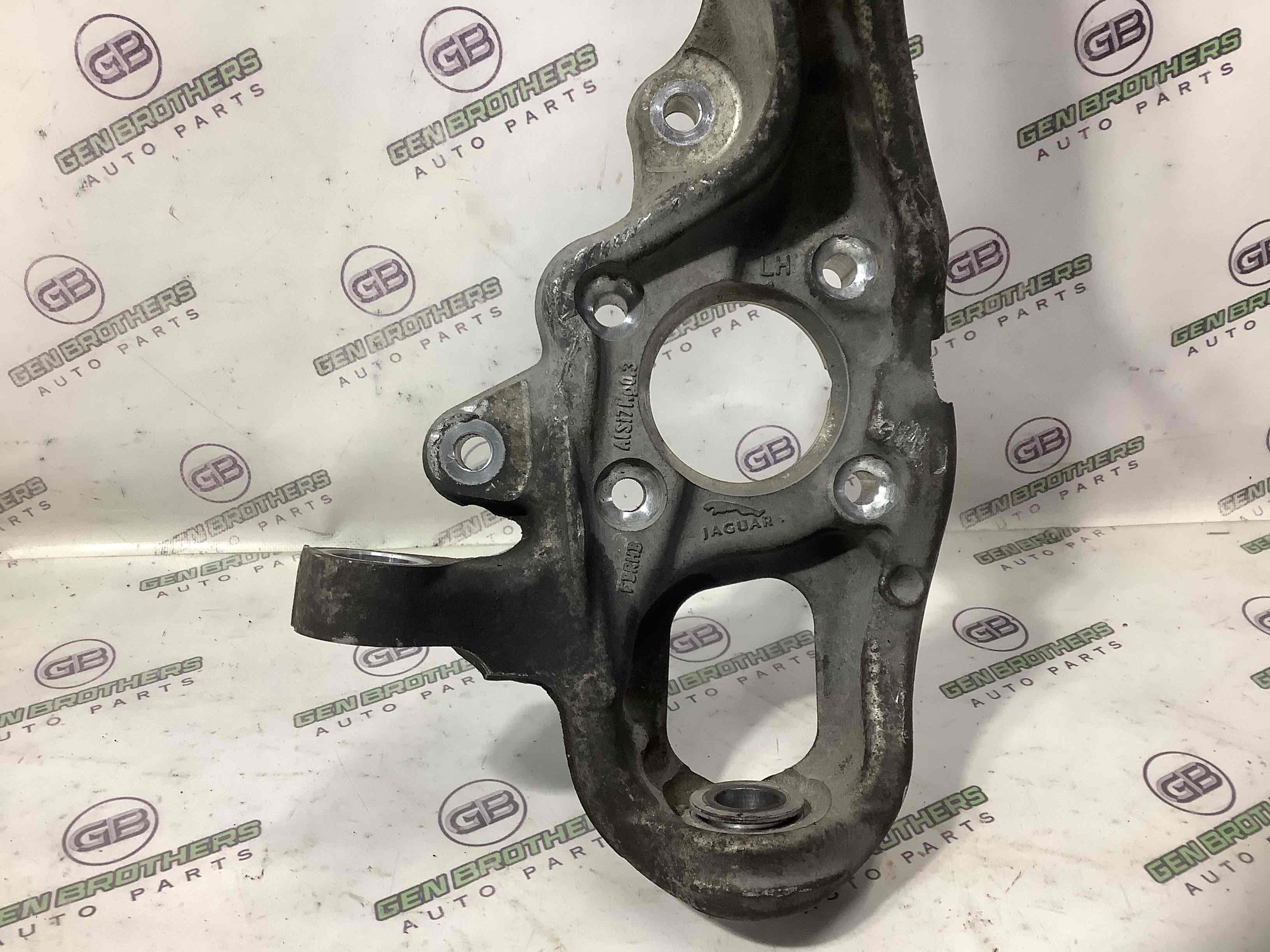 Кулак поворотний лівий