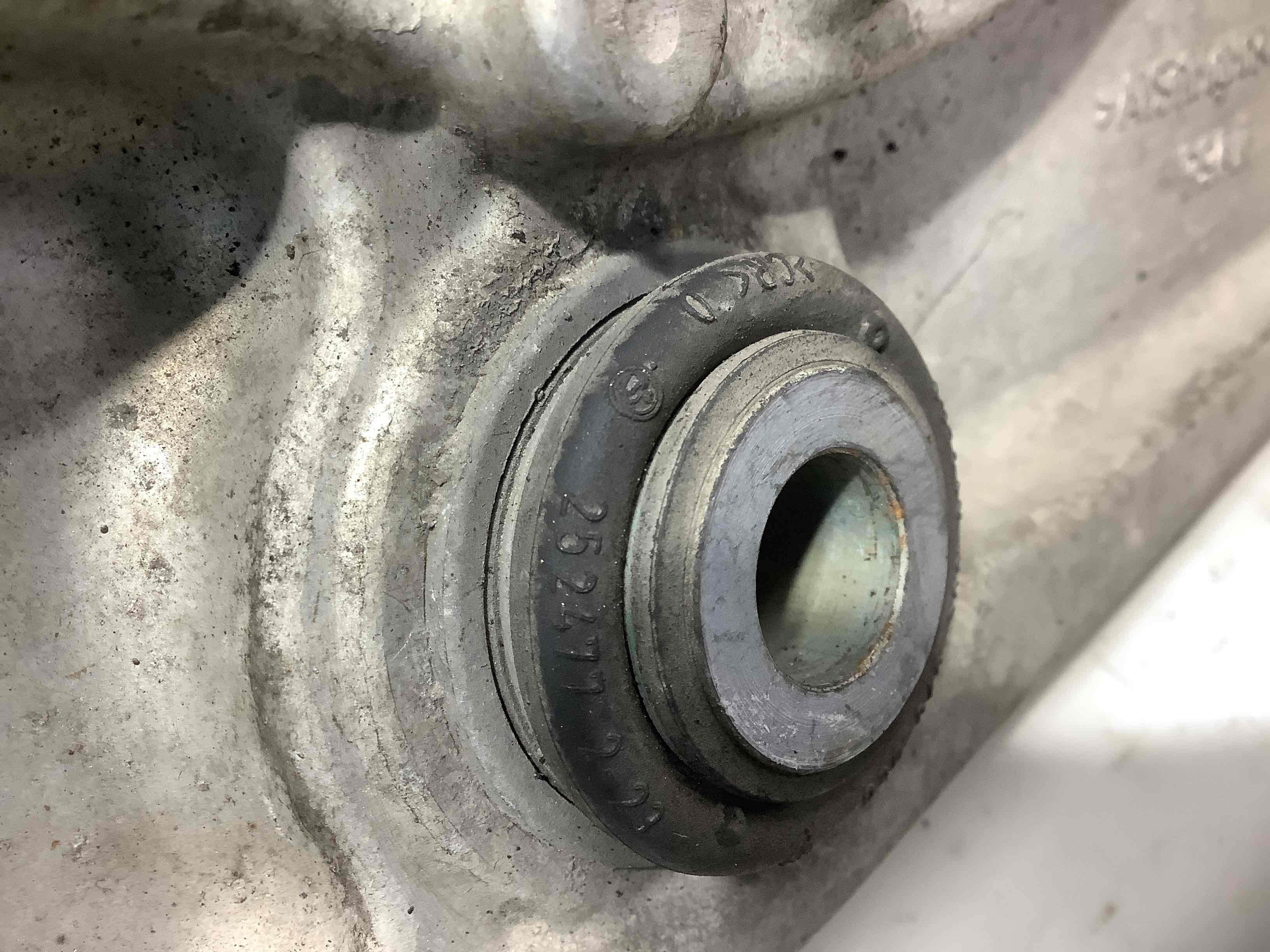 Важіль передній лівий