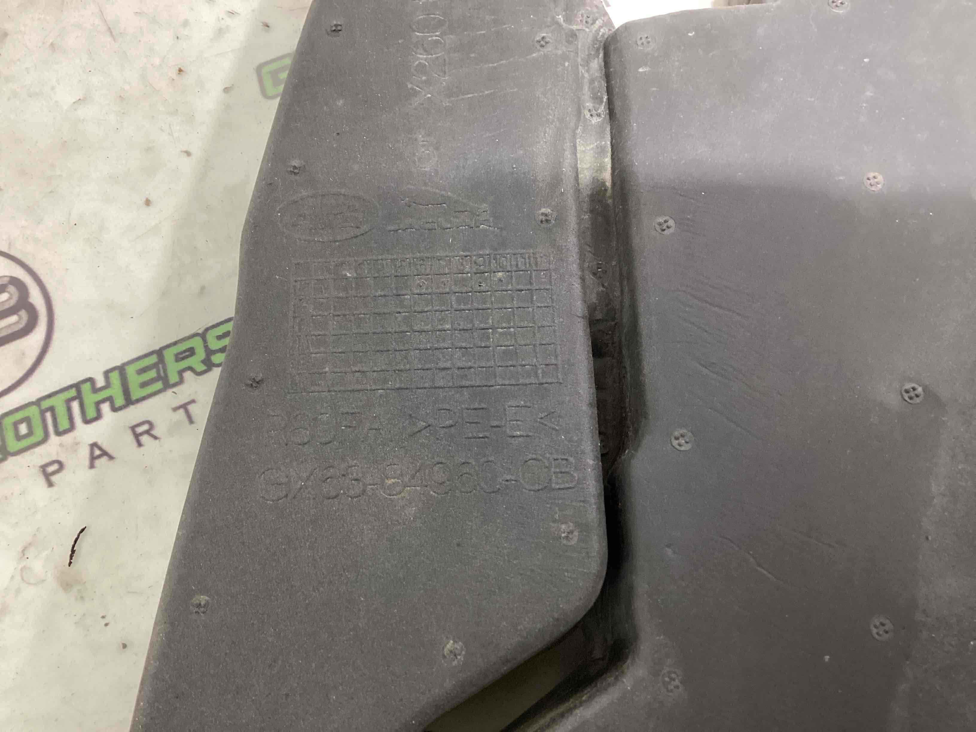 Заглушка в підкрилок, накладка/ізолятор підкрилка