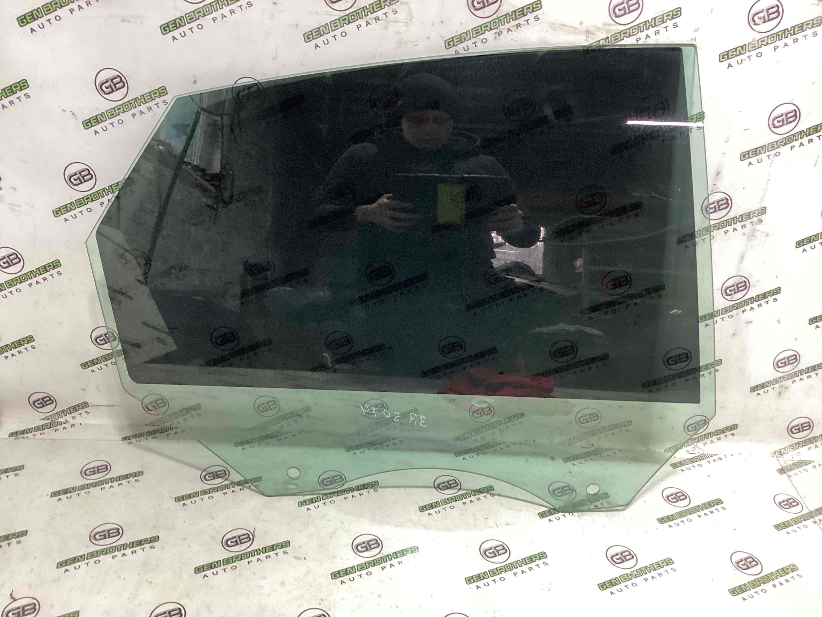 Скло заднє праве