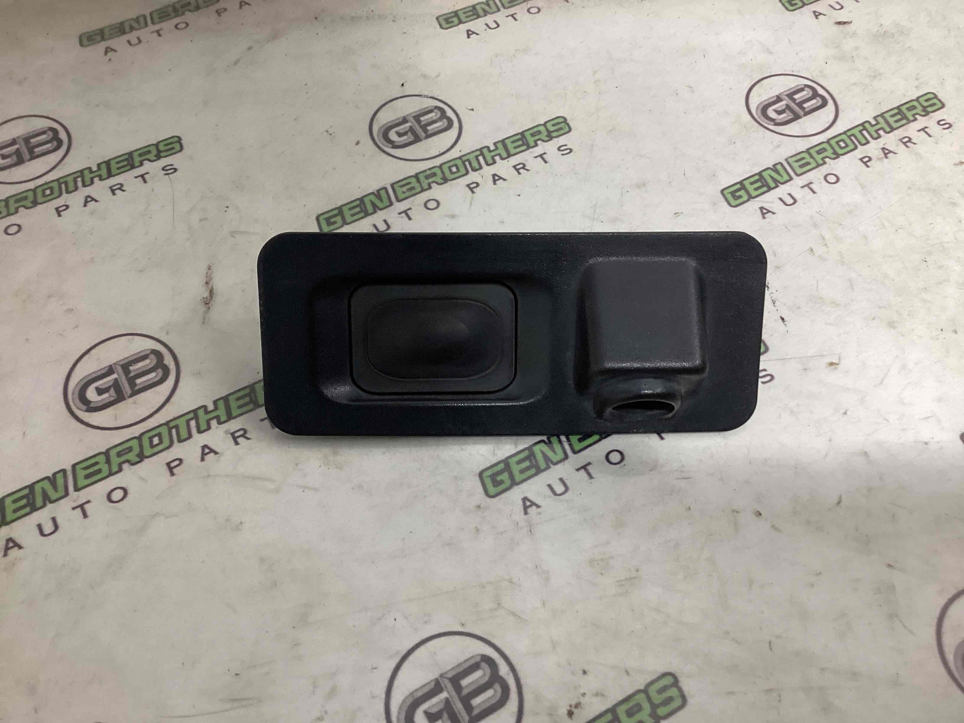 Кнопка відкриття багажника