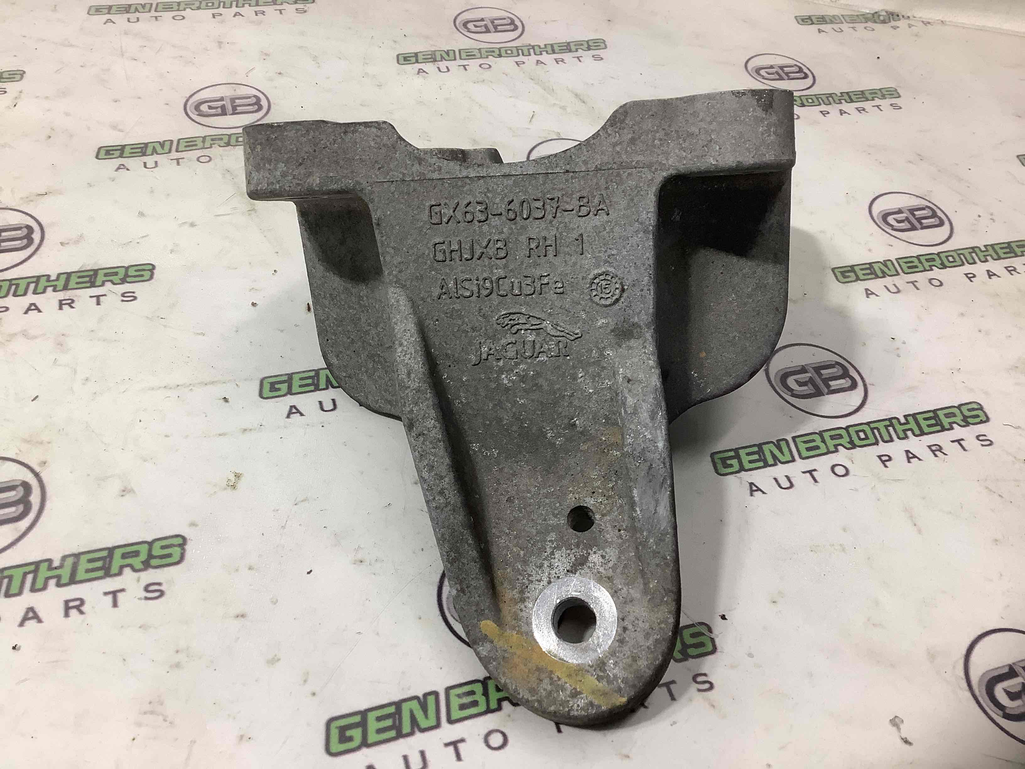 Кронштейн двигуна