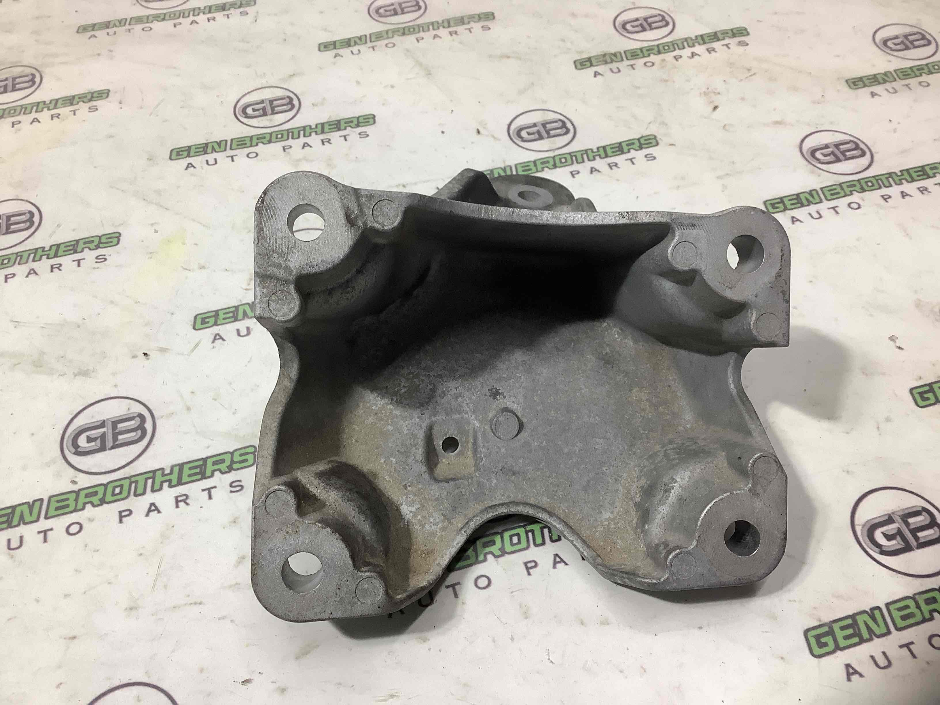 Кронштейн двигуна