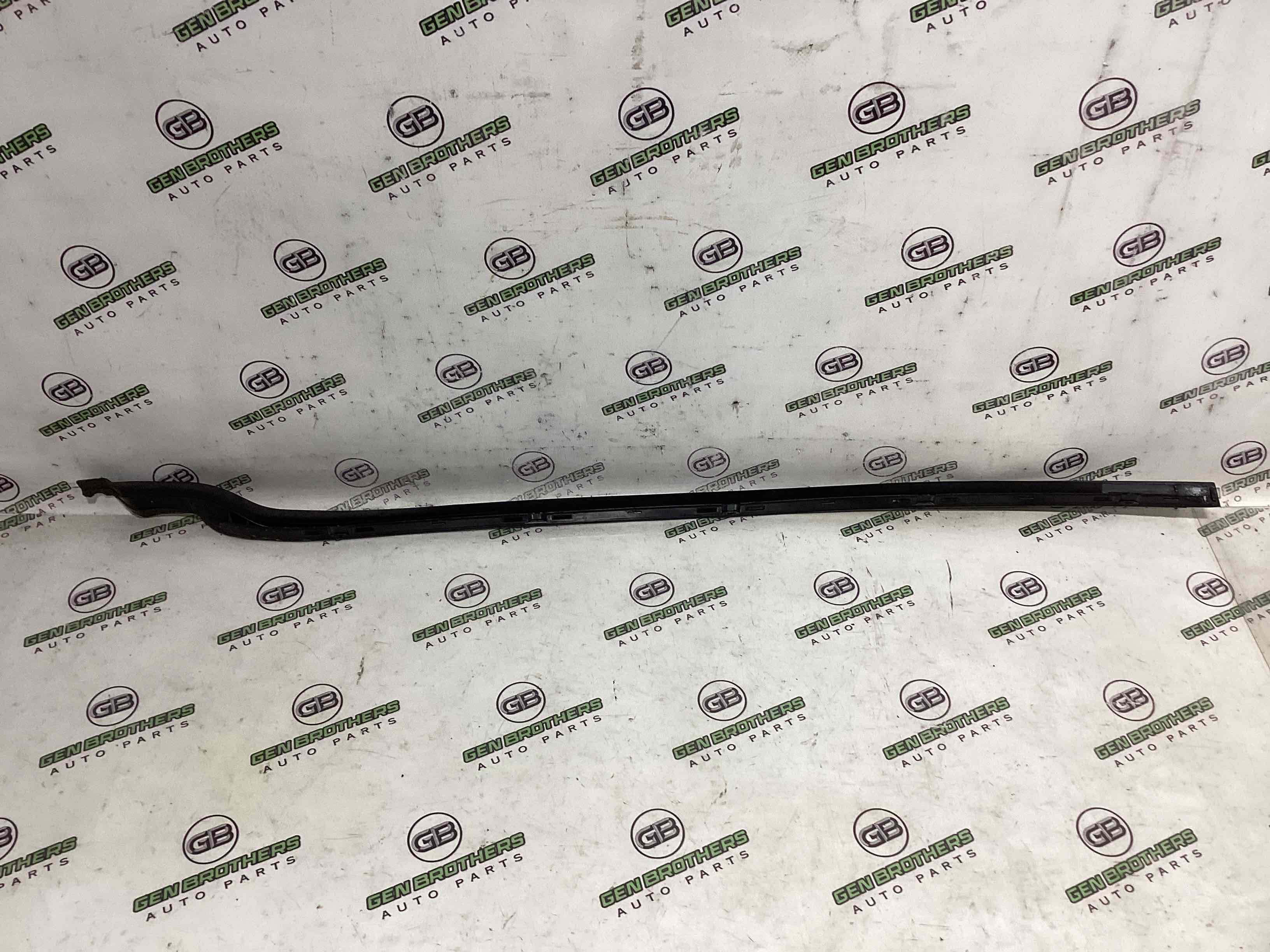 Молдинг лобового скла