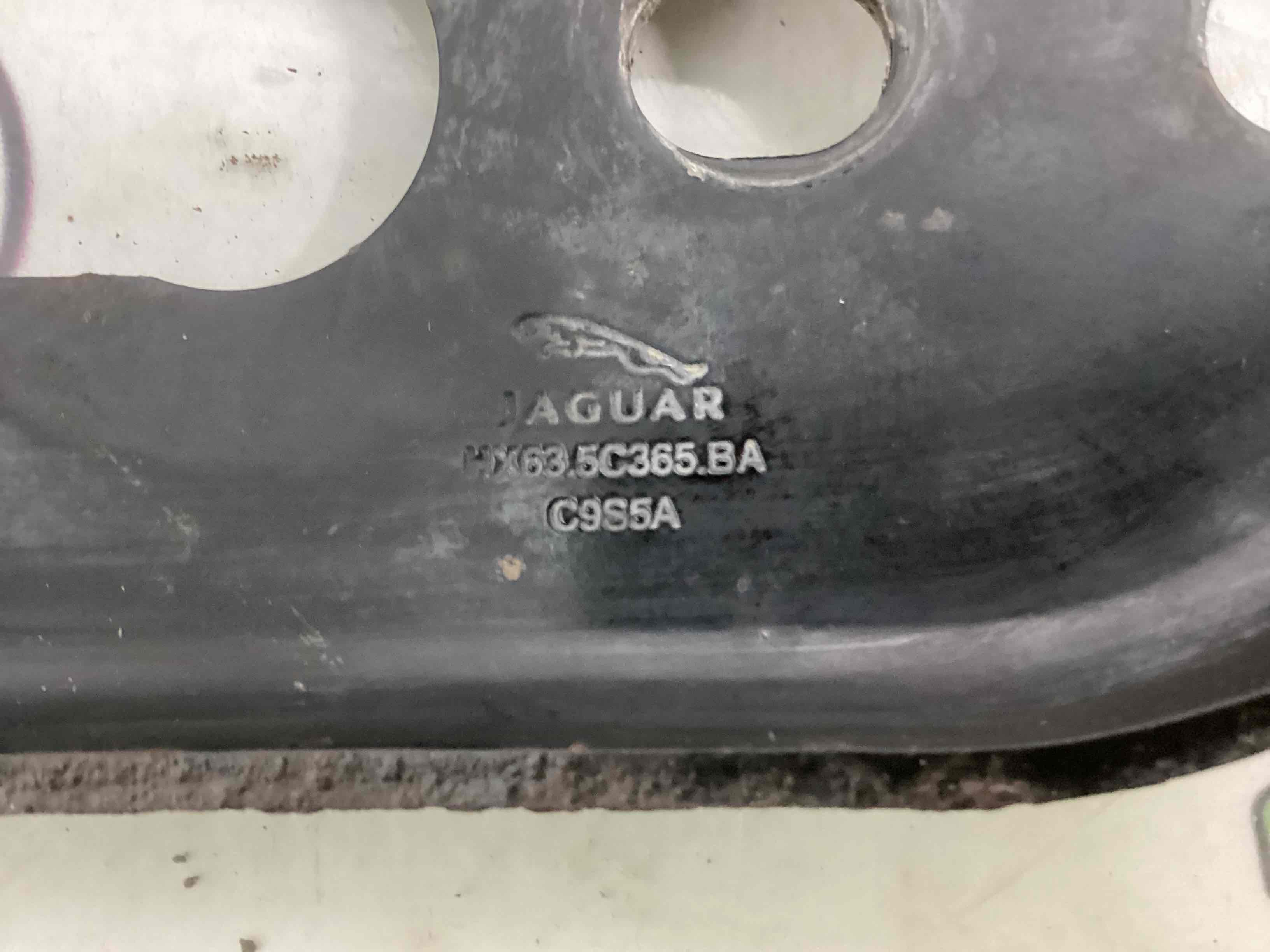 Кронштейн заднього підрамника