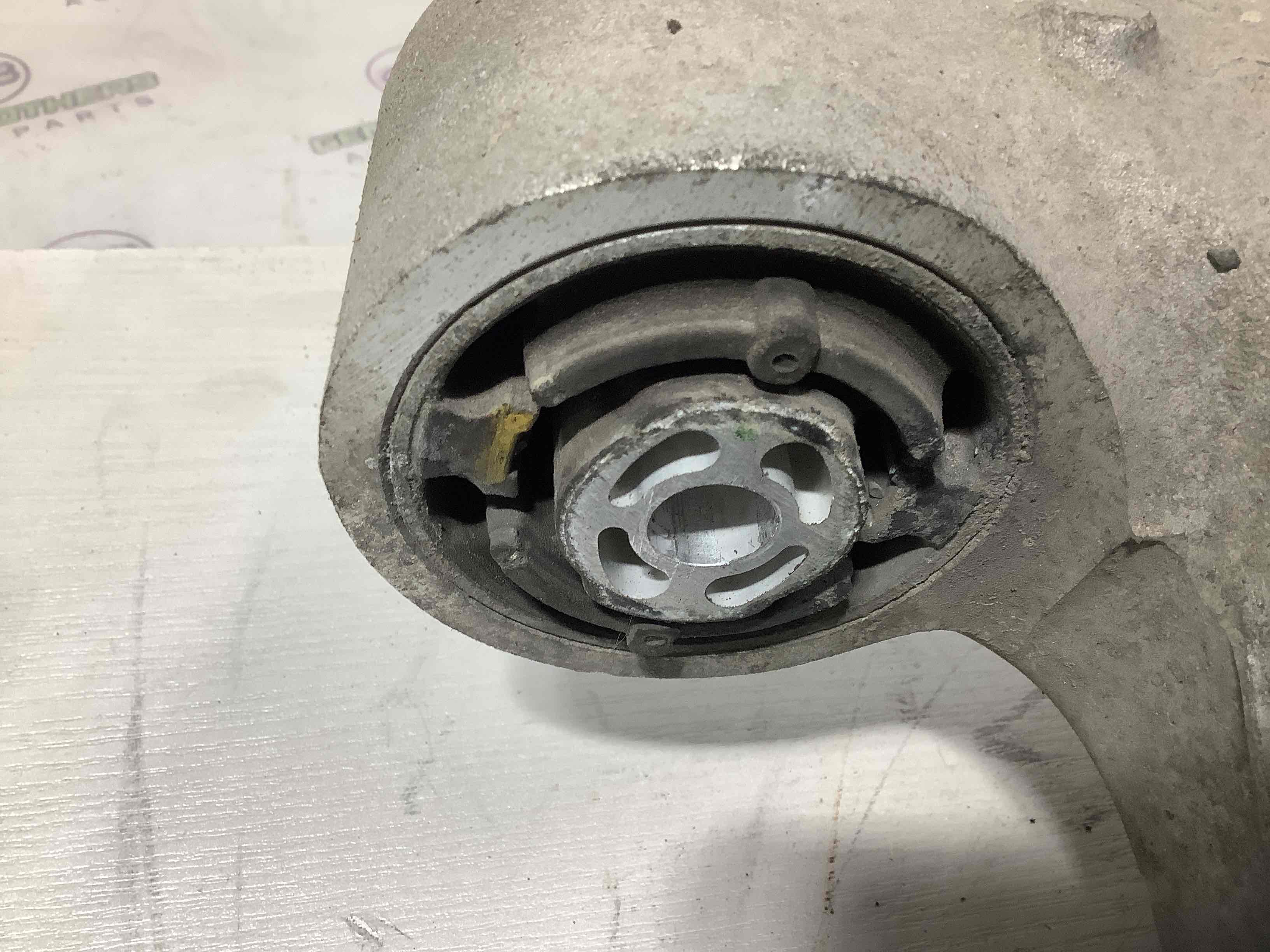 Важіль задній правий