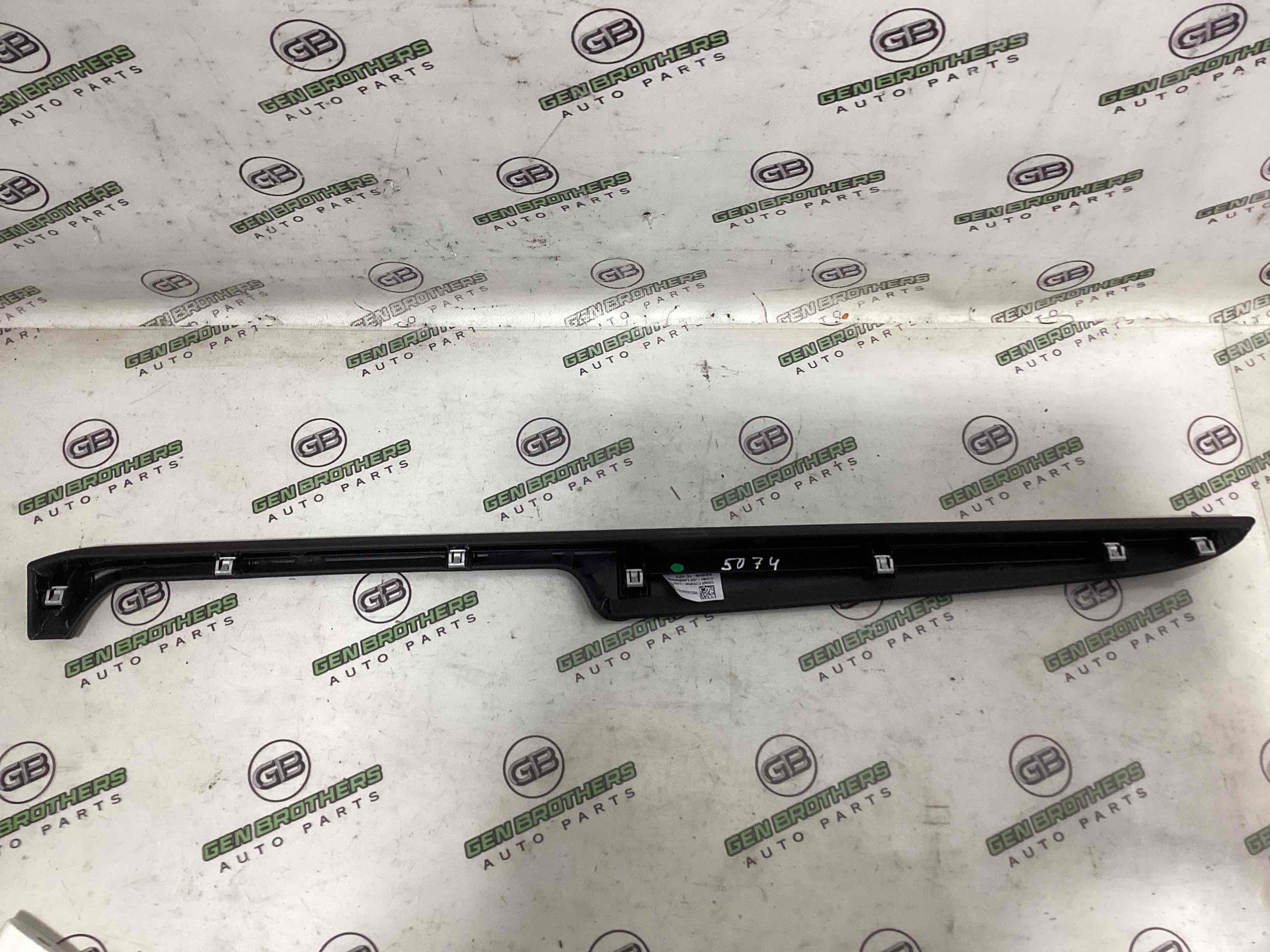 Обшивка панелі приладів торпедо