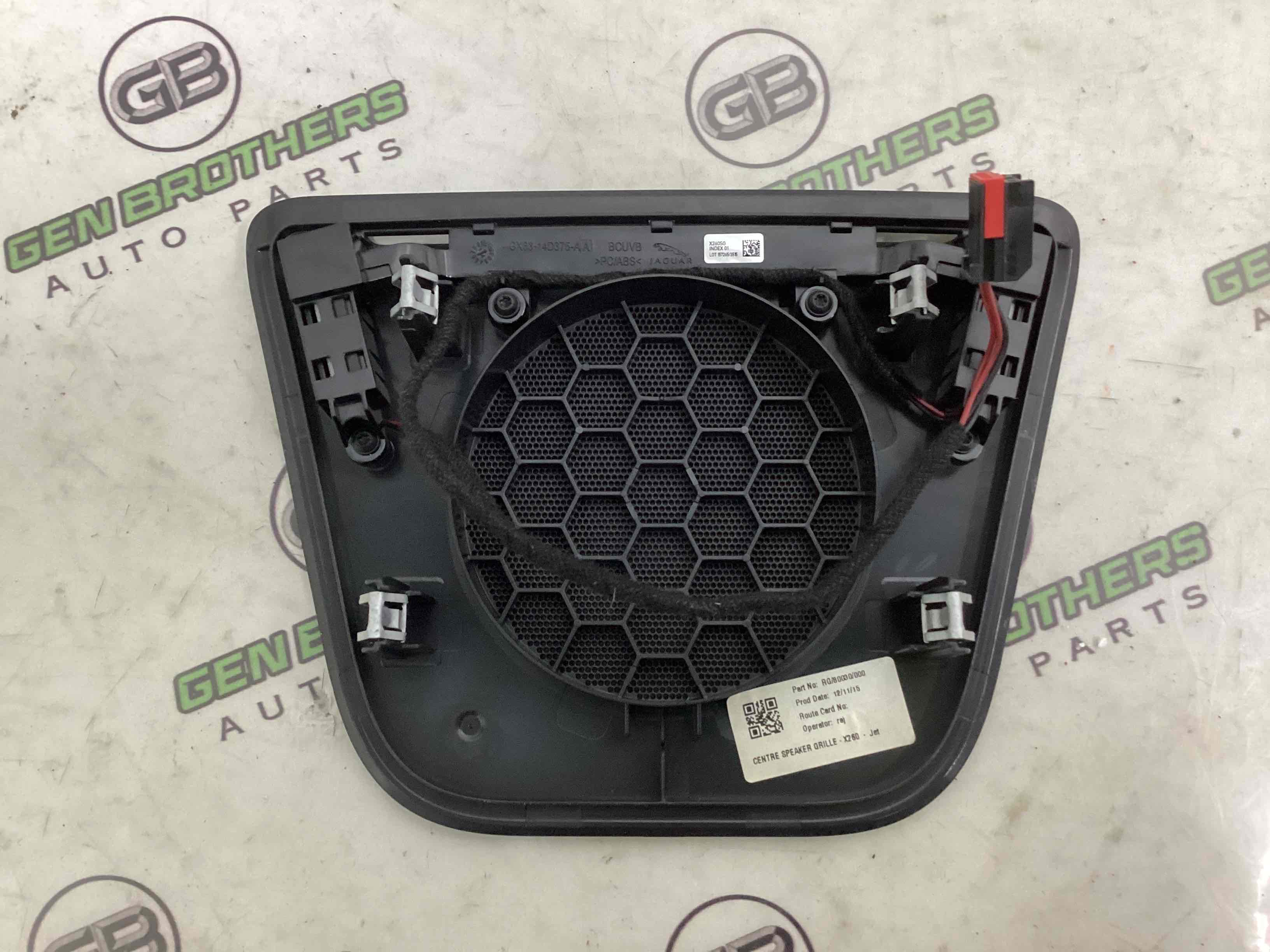 Обшивка панелі приладів торпедо