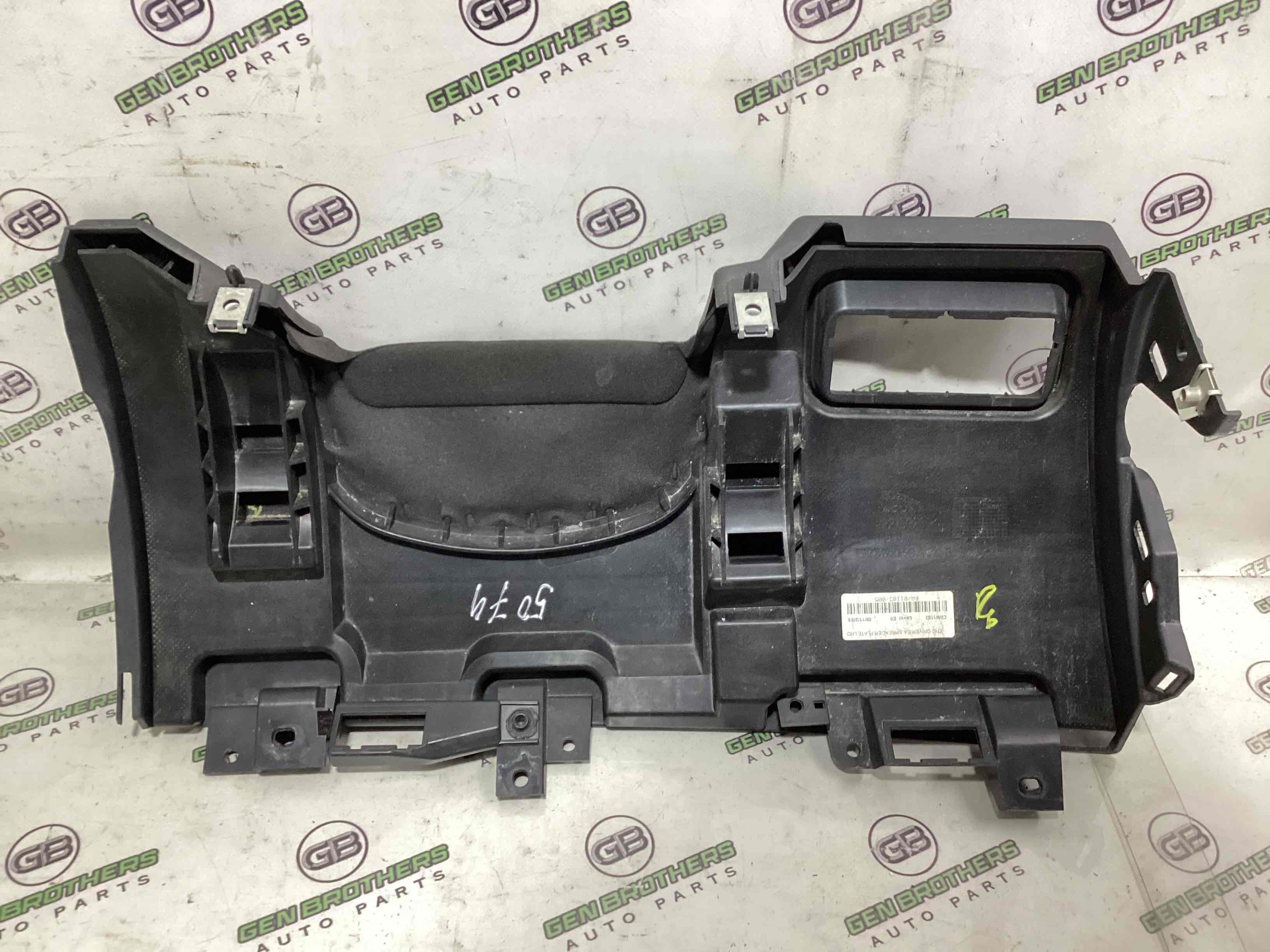 Обшивка панелі приладів торпедо