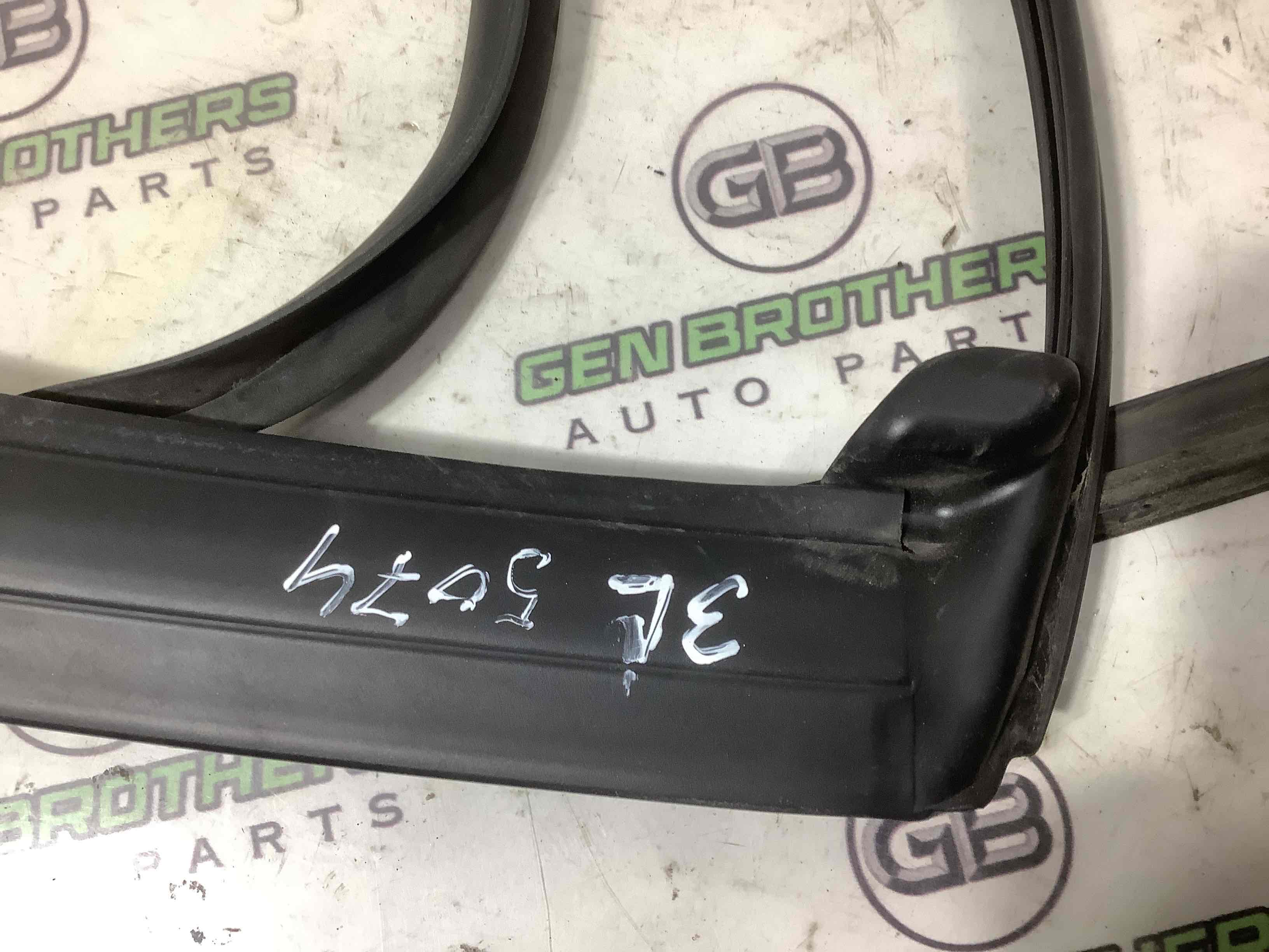 Ущільнювач скла, двері