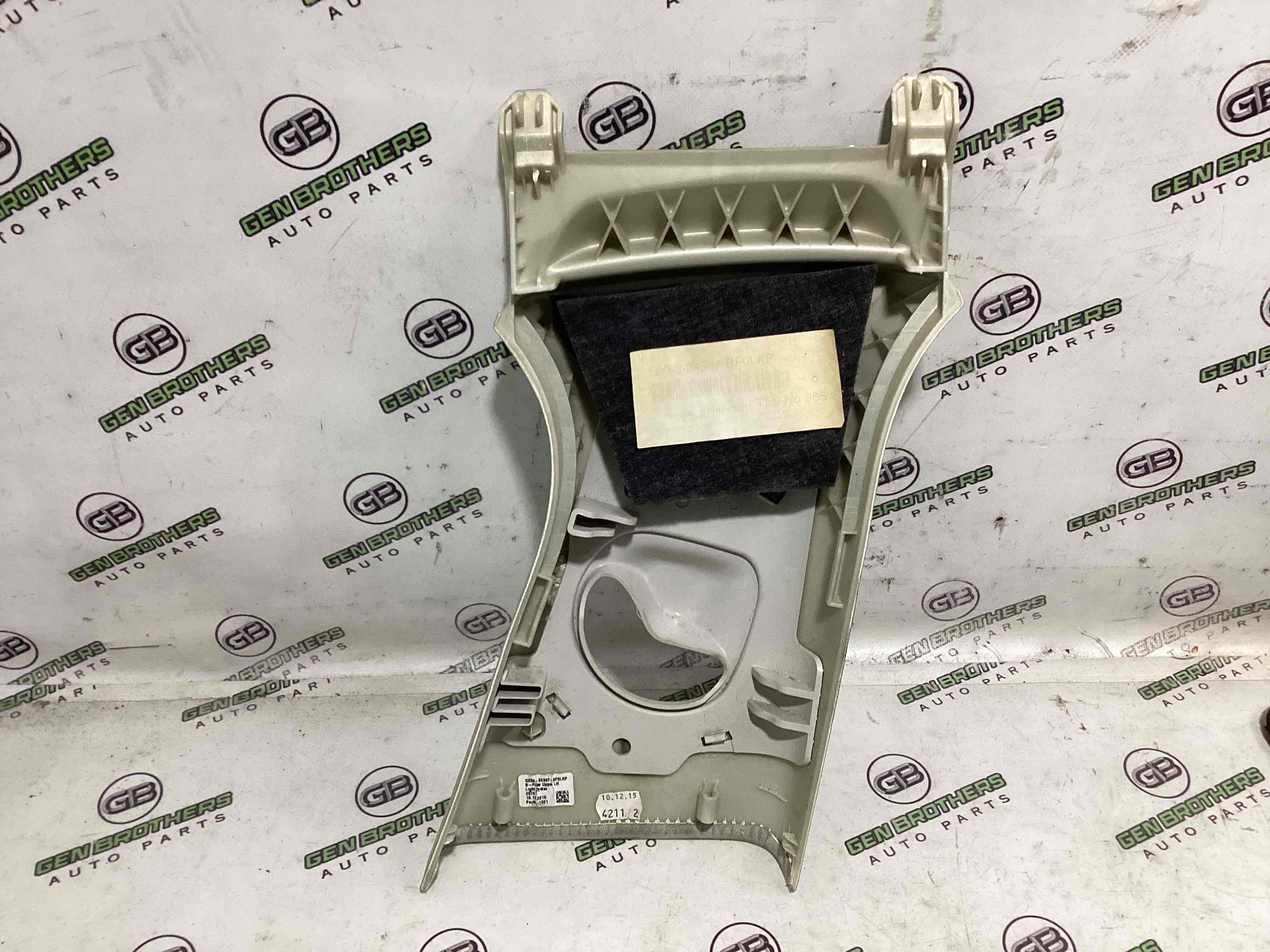 Обшивка центральної стійки ліва