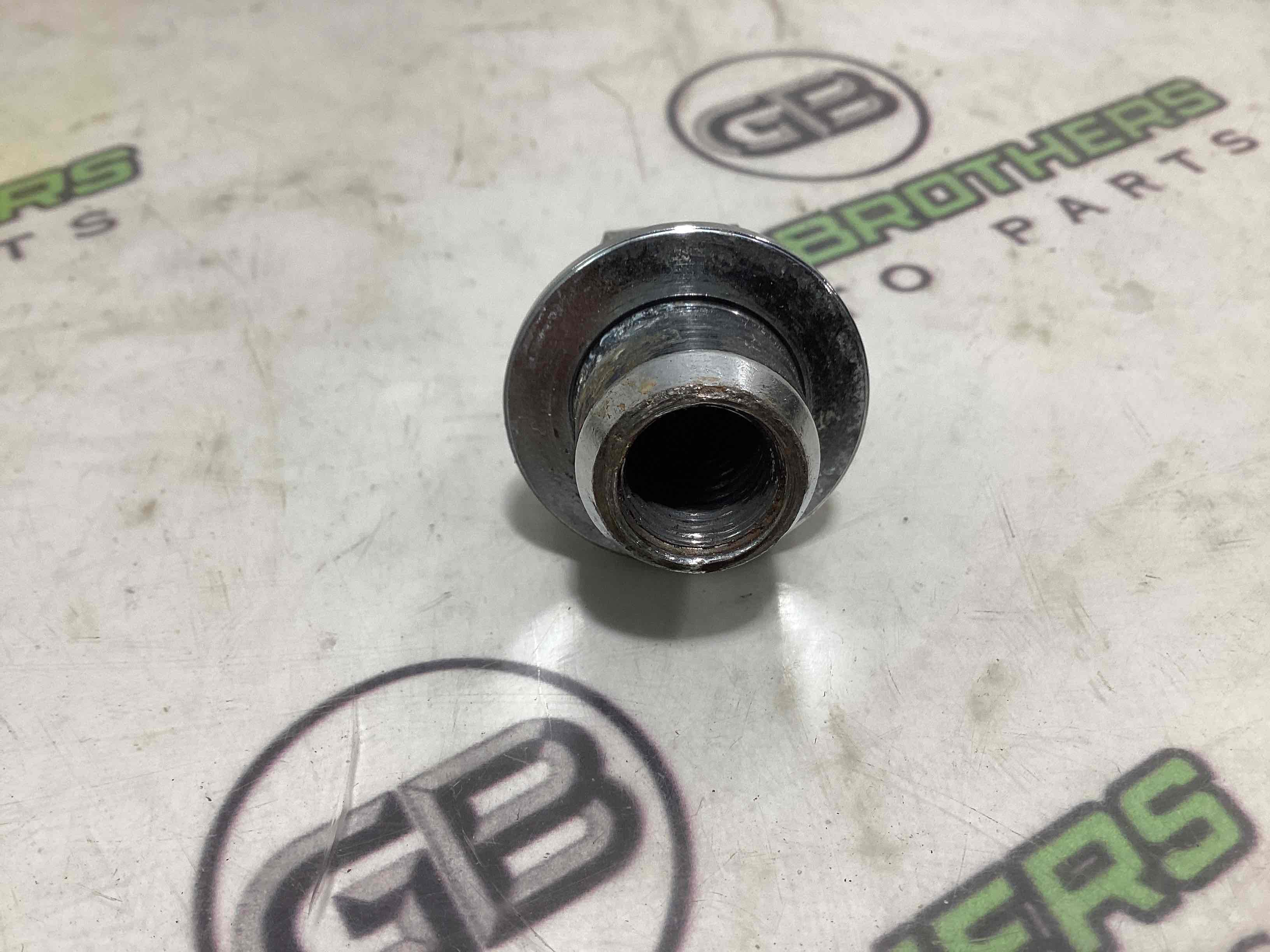 Колісні болти, гайки