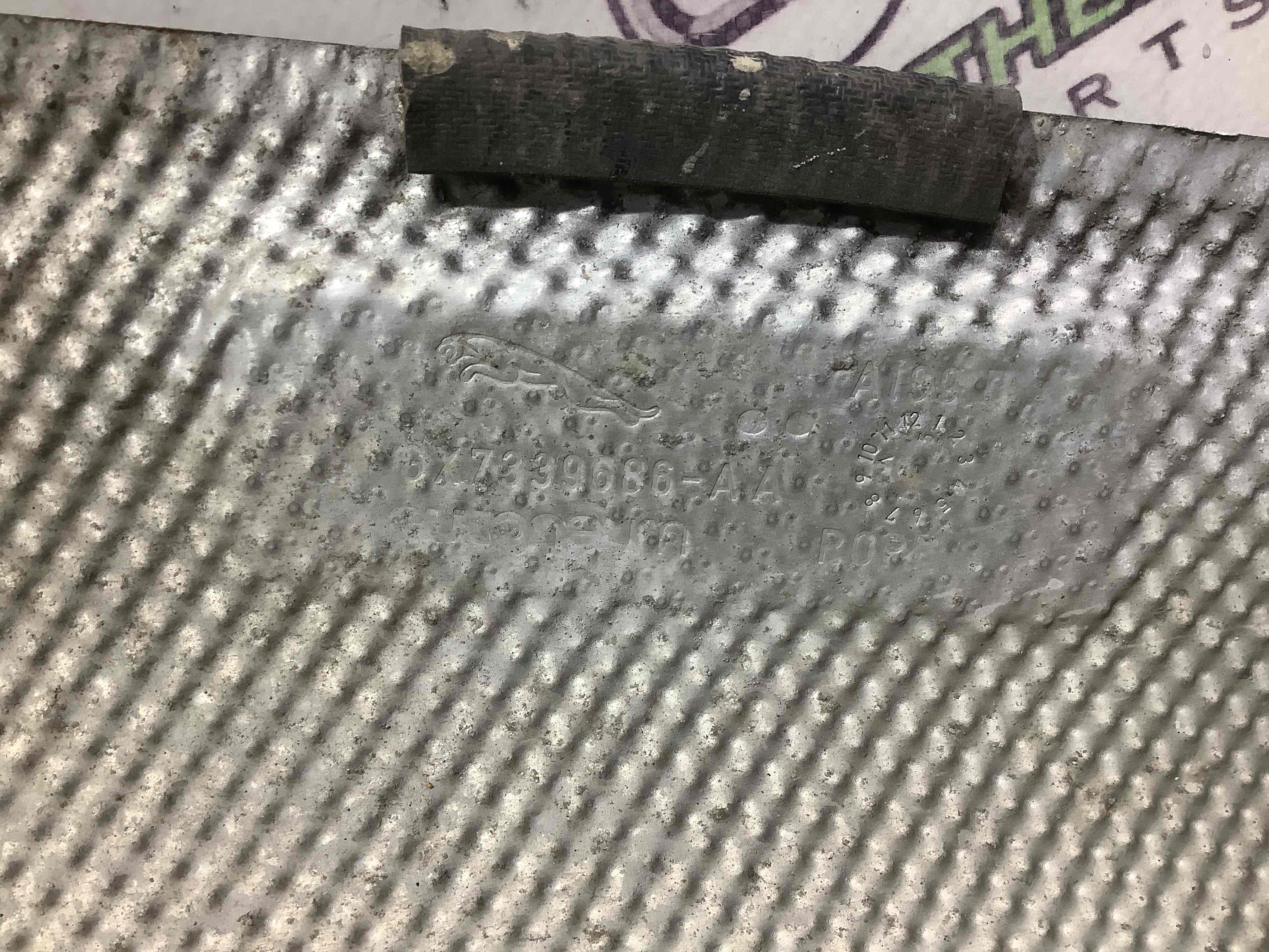 Теплоекран, пластикові ізолятори