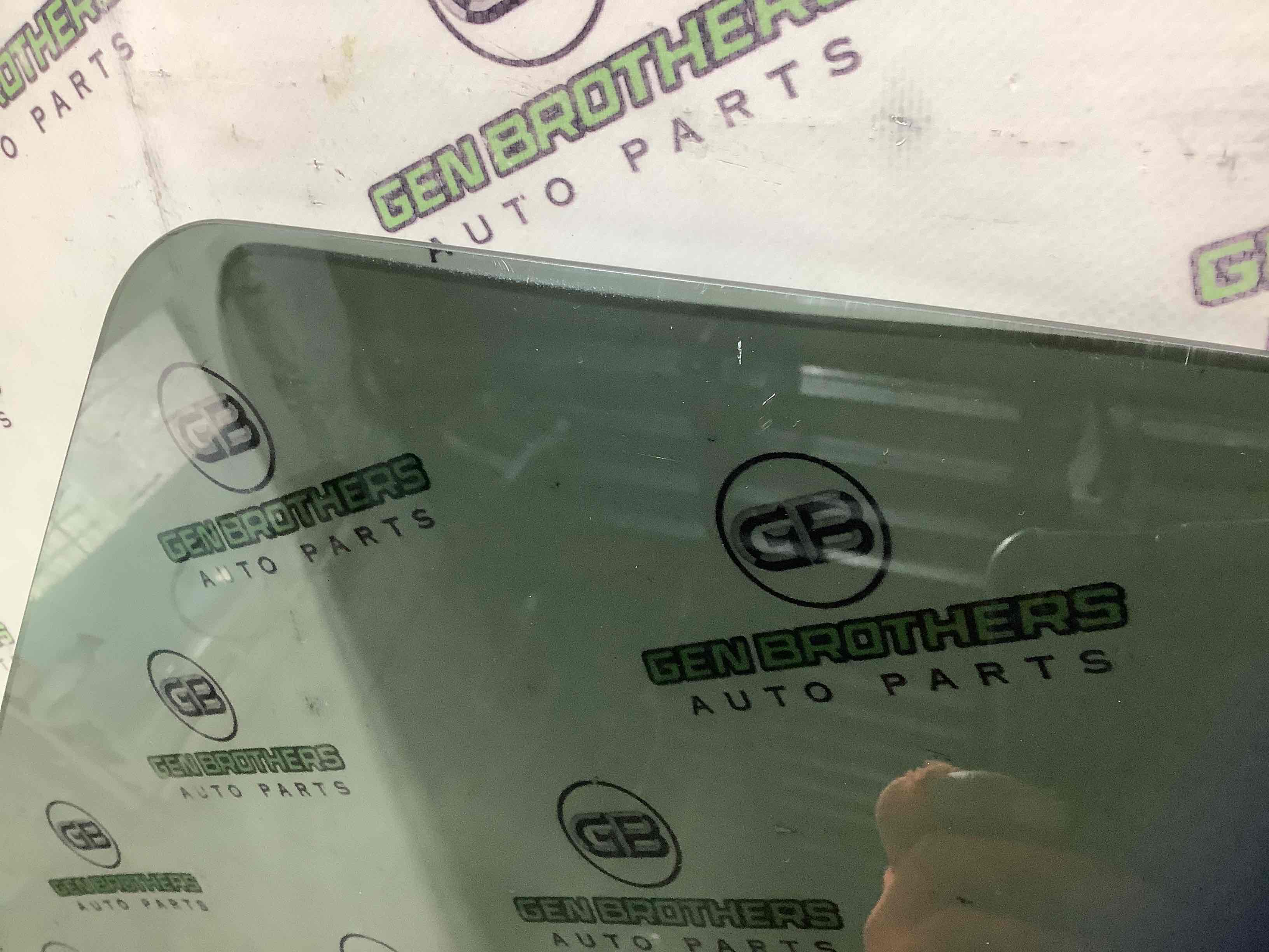 Стекло заднее левое