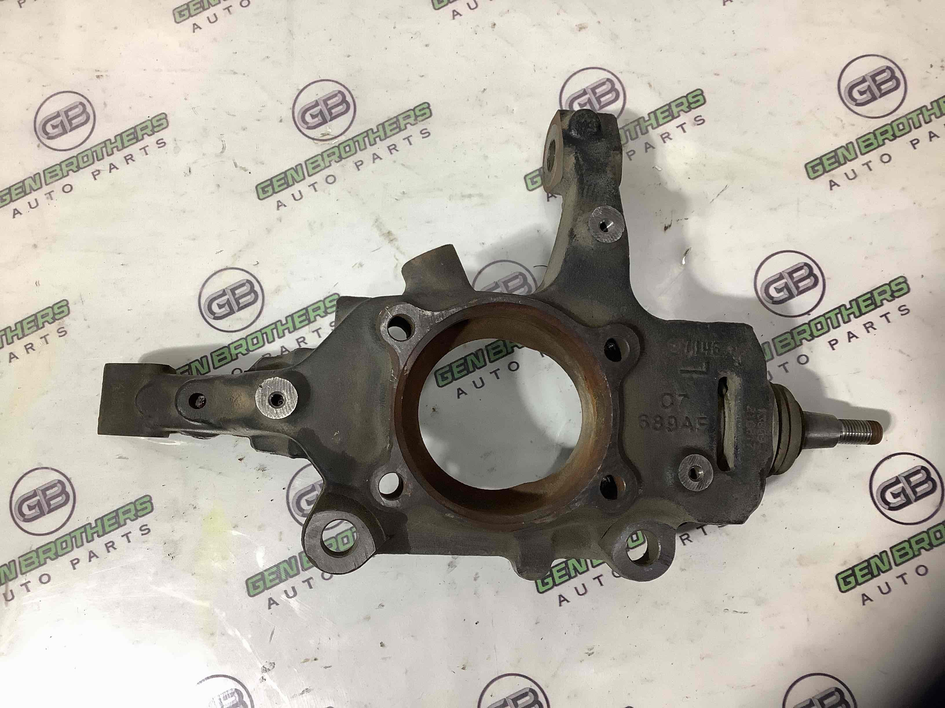 Кулак поворотный левый