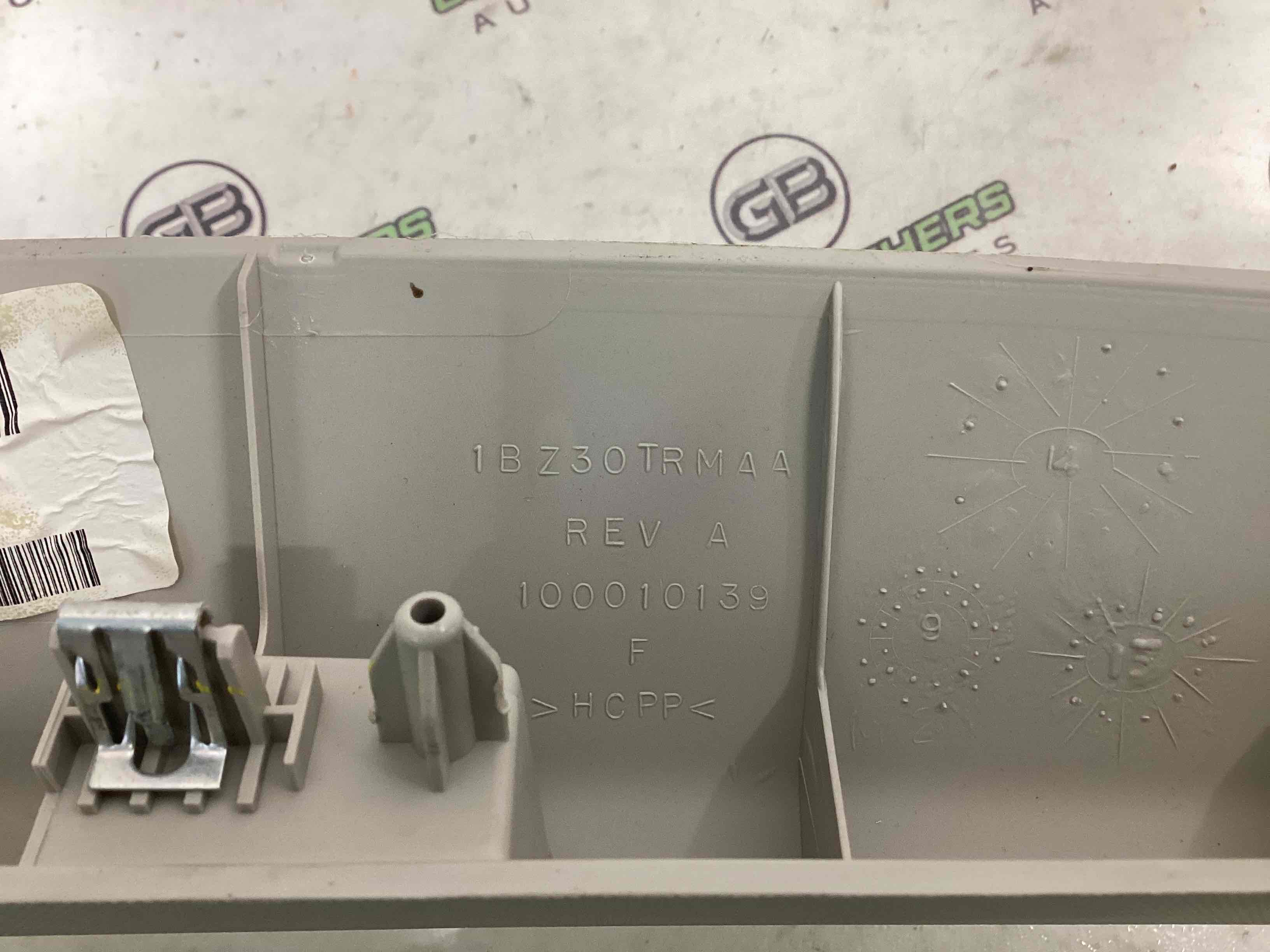 Обшивка крышки багажника