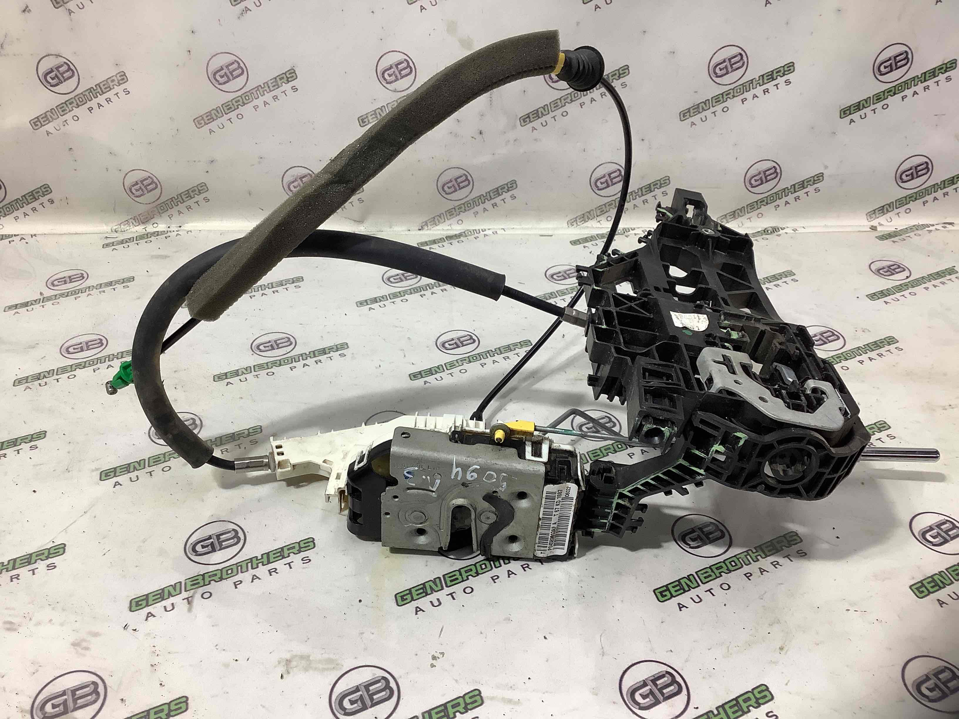 Замок двери задней левой