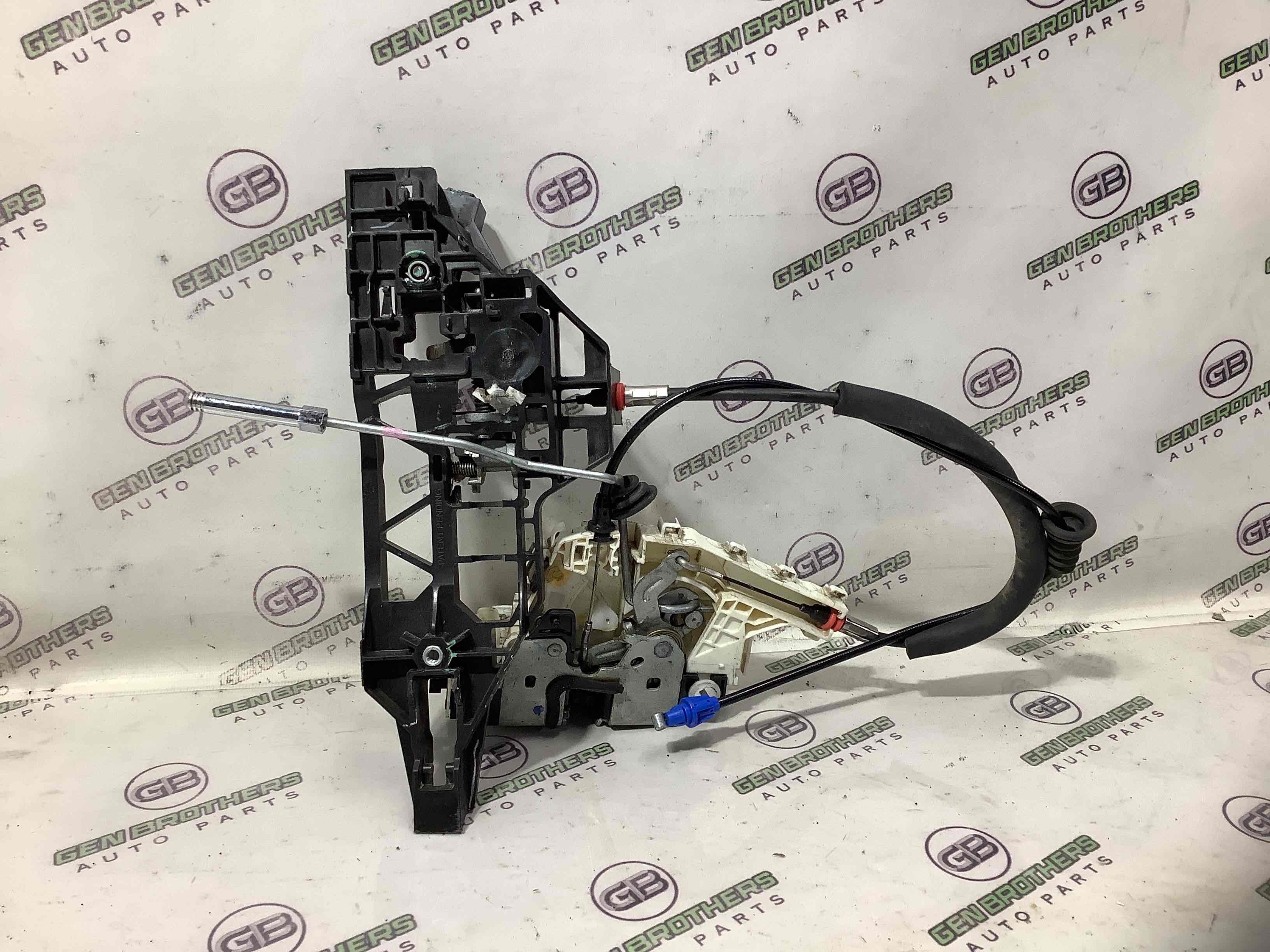 Замок двери передней левой