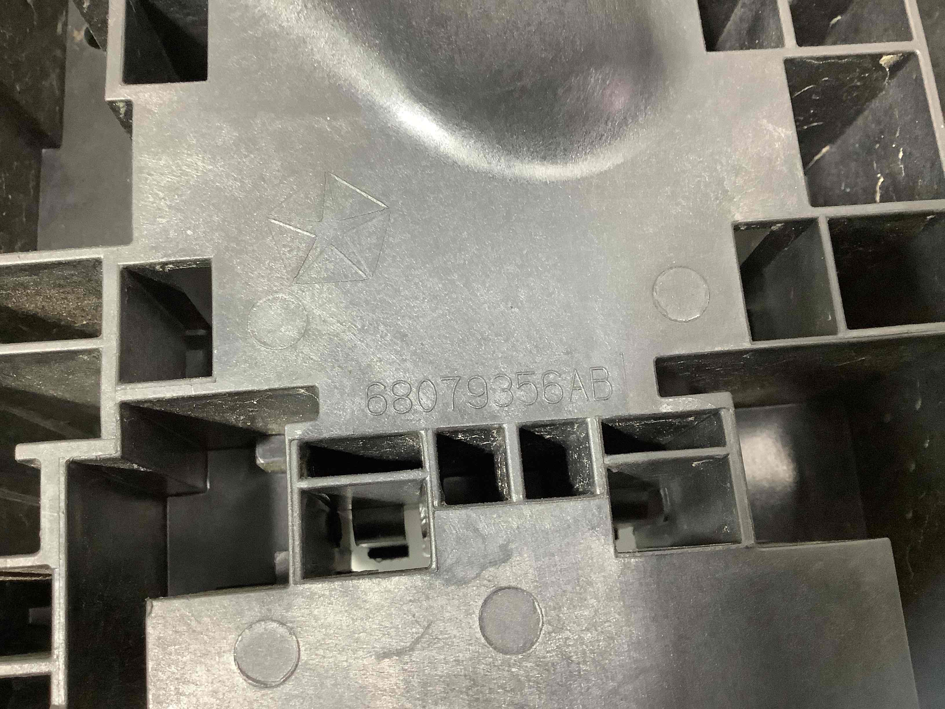 Крышка корпус блока предохранителей