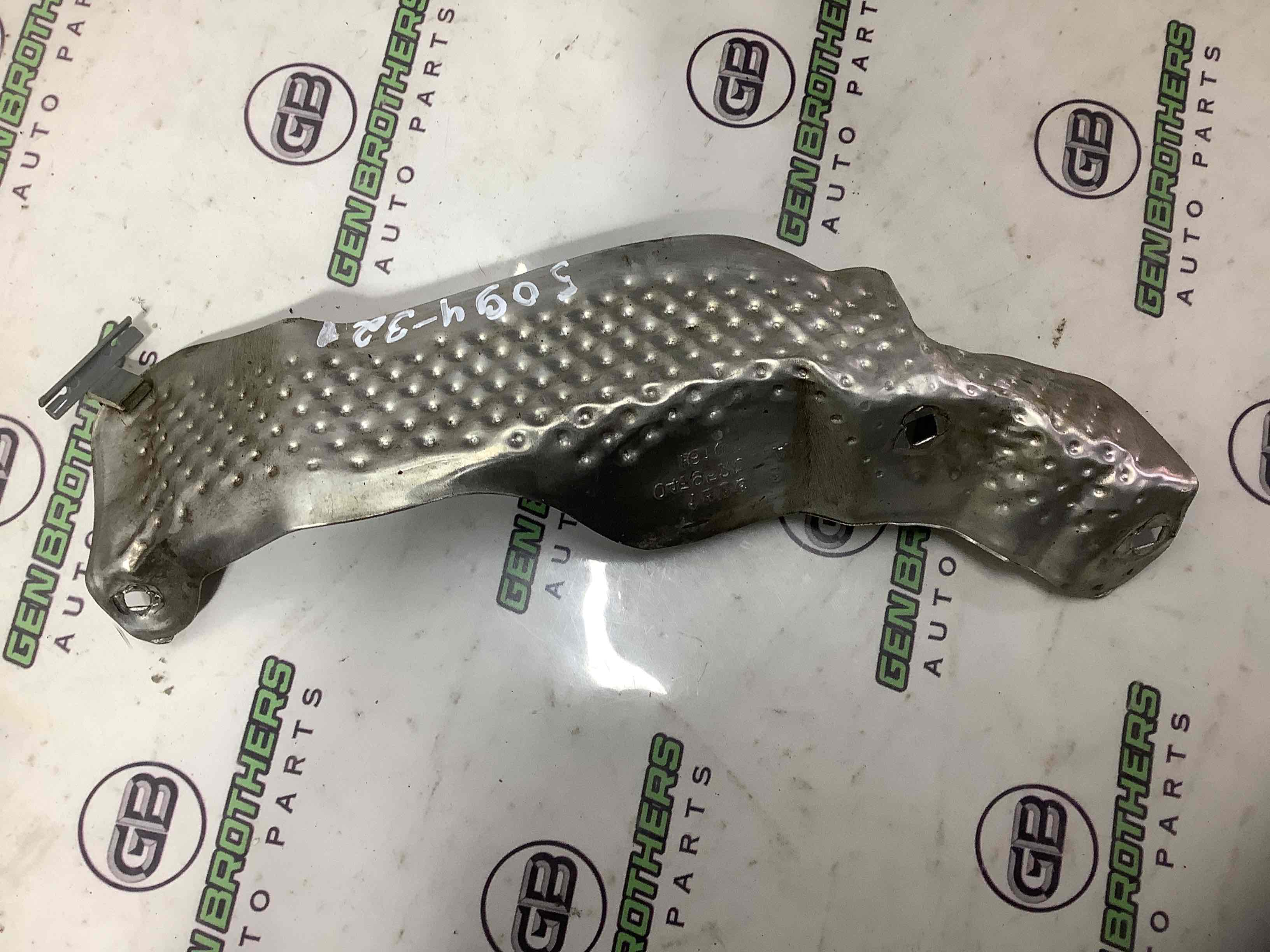 Теплоэкран, пластиковые изоляторы