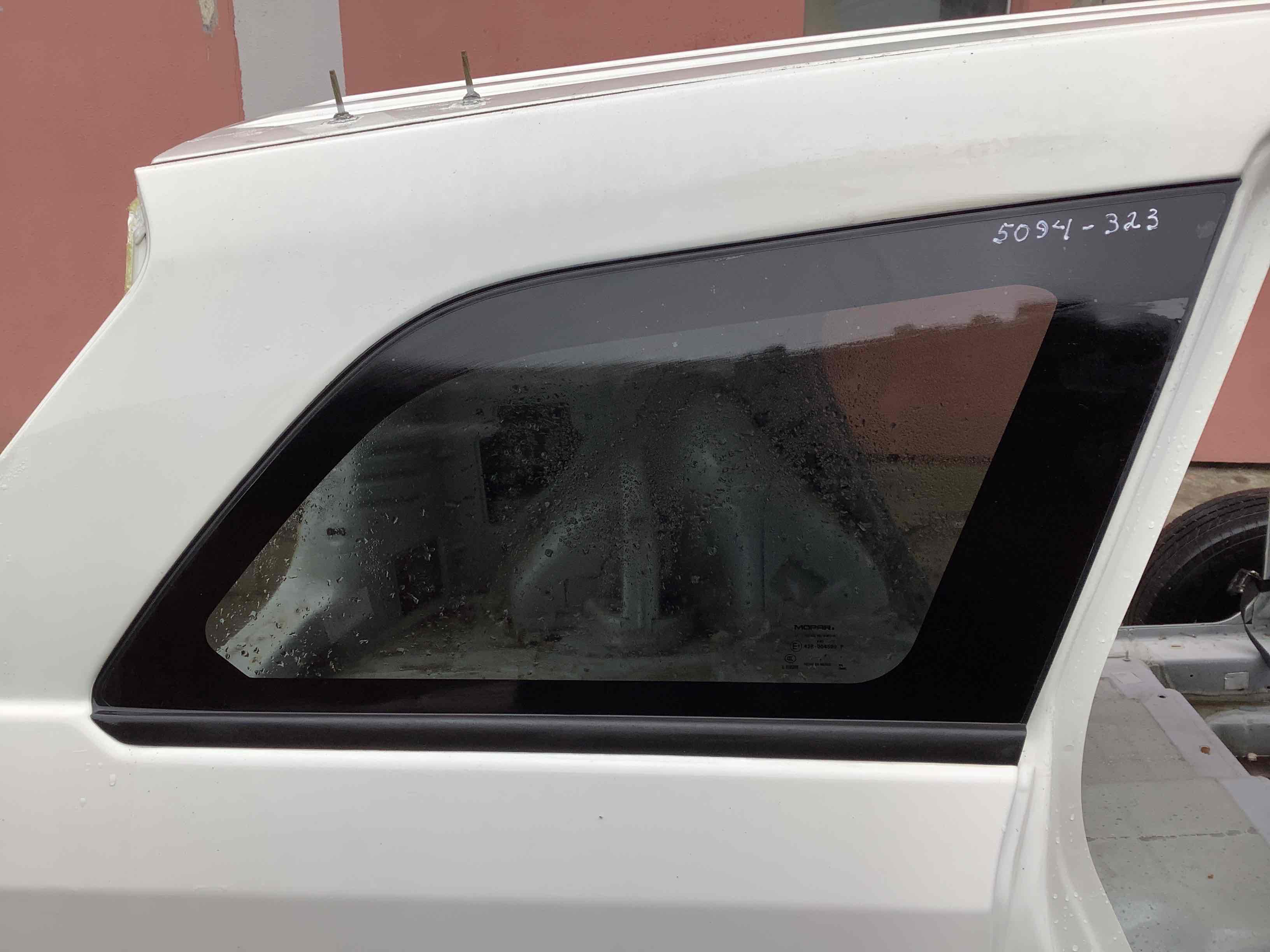 Стекло кузова правое