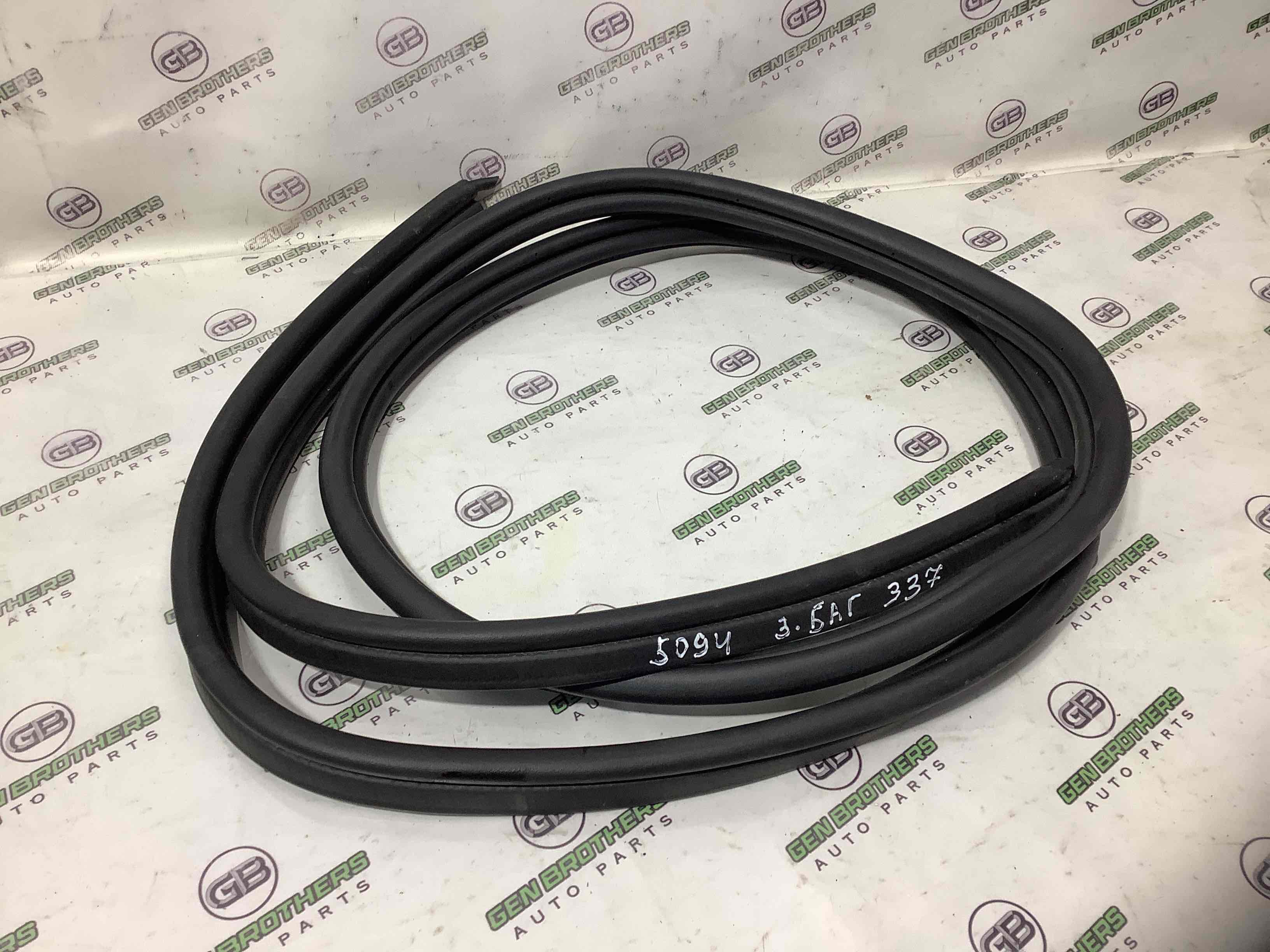 Уплотнитель крышки багажника, двери багажника