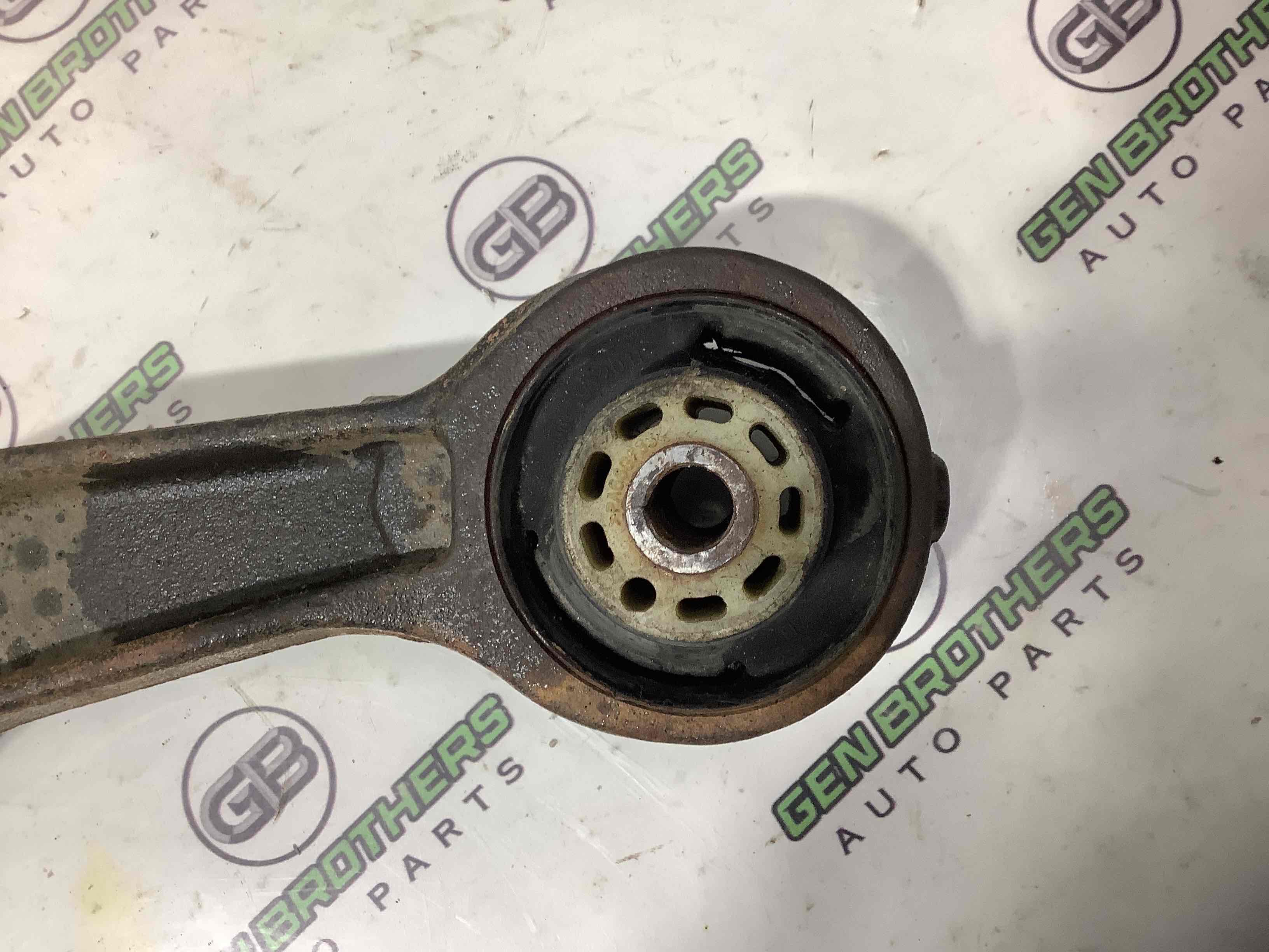 Рычаг передний правый