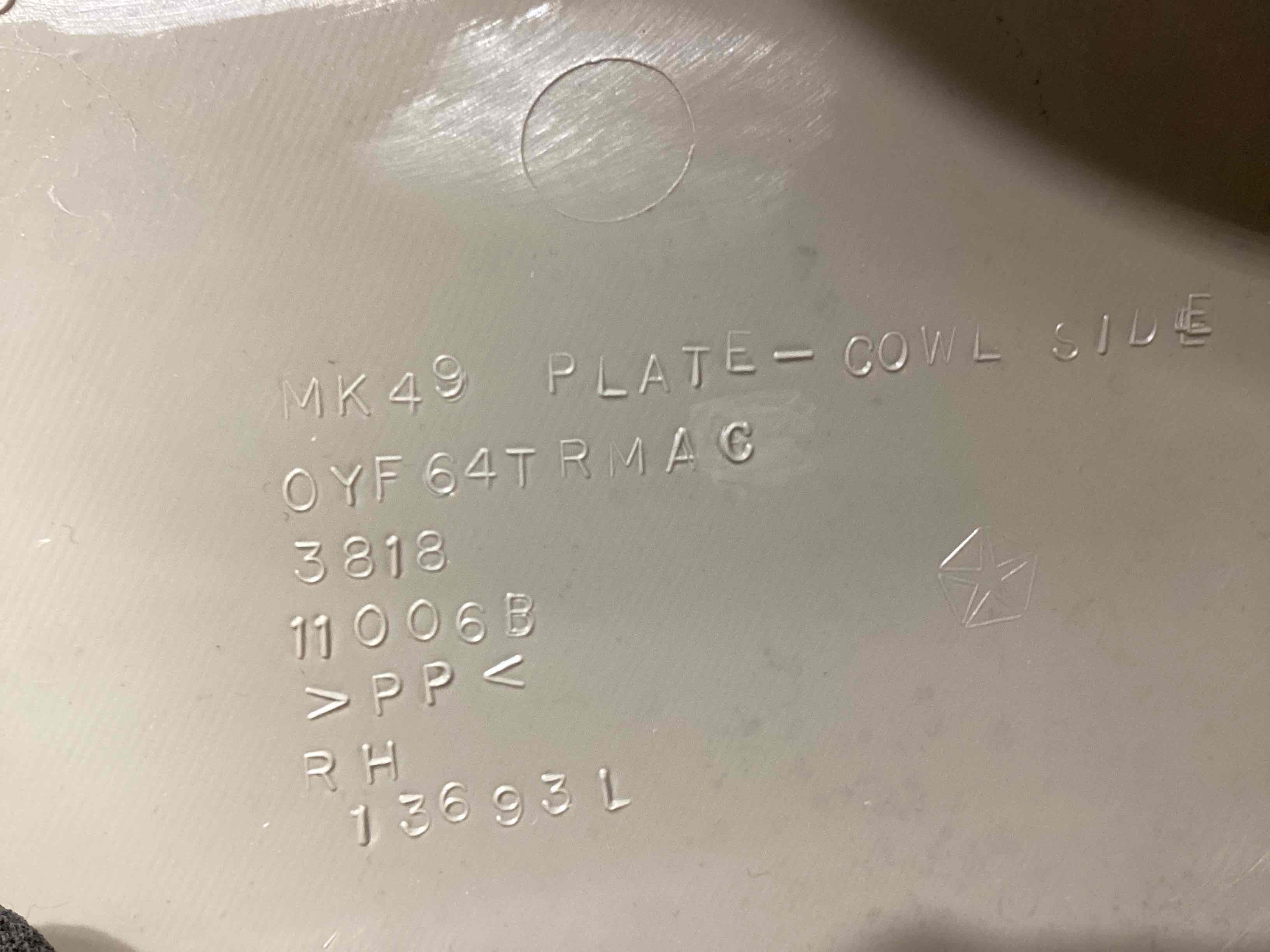 Обшивка передньої стійки права