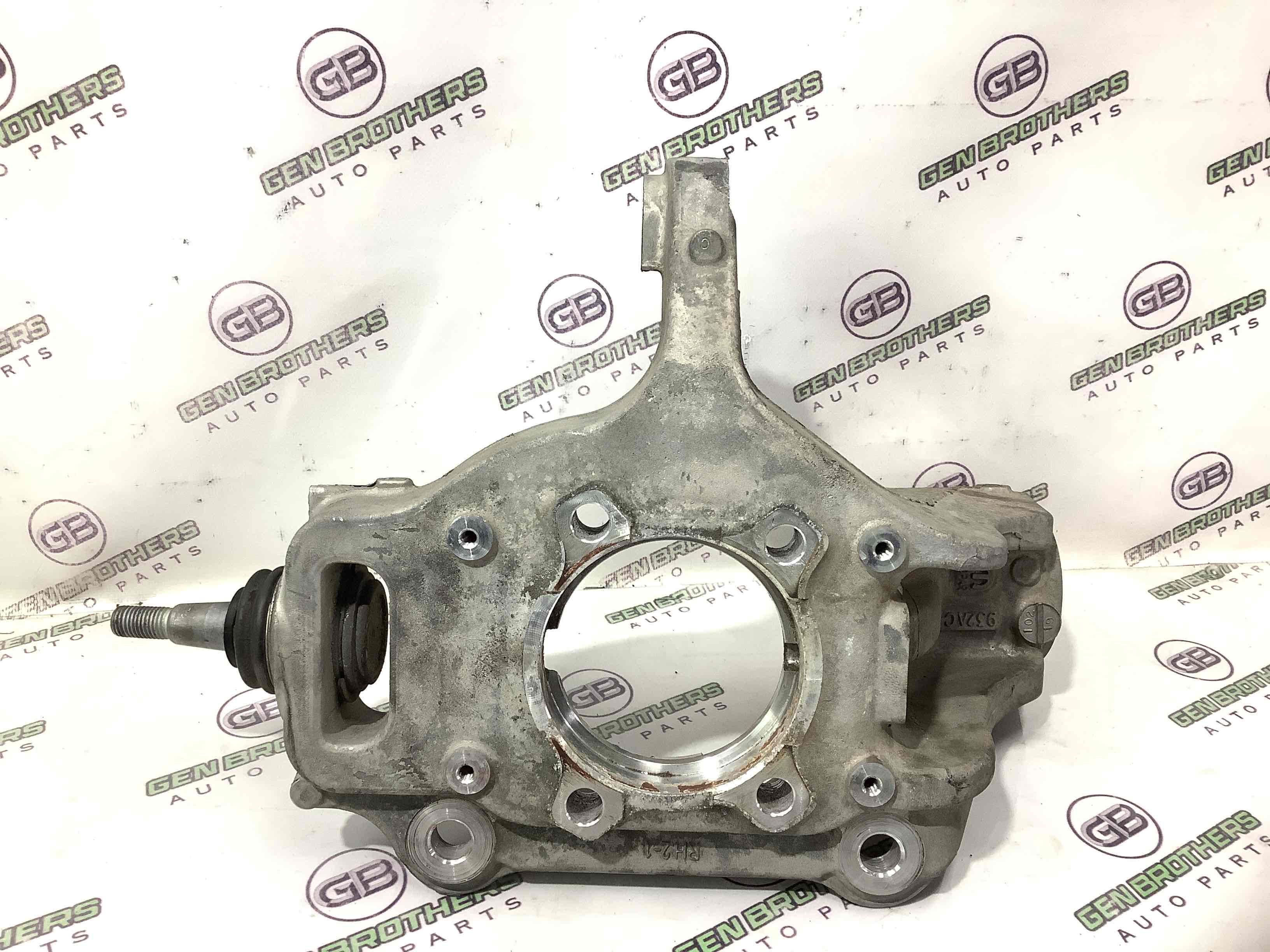 Кулак поворотний правий