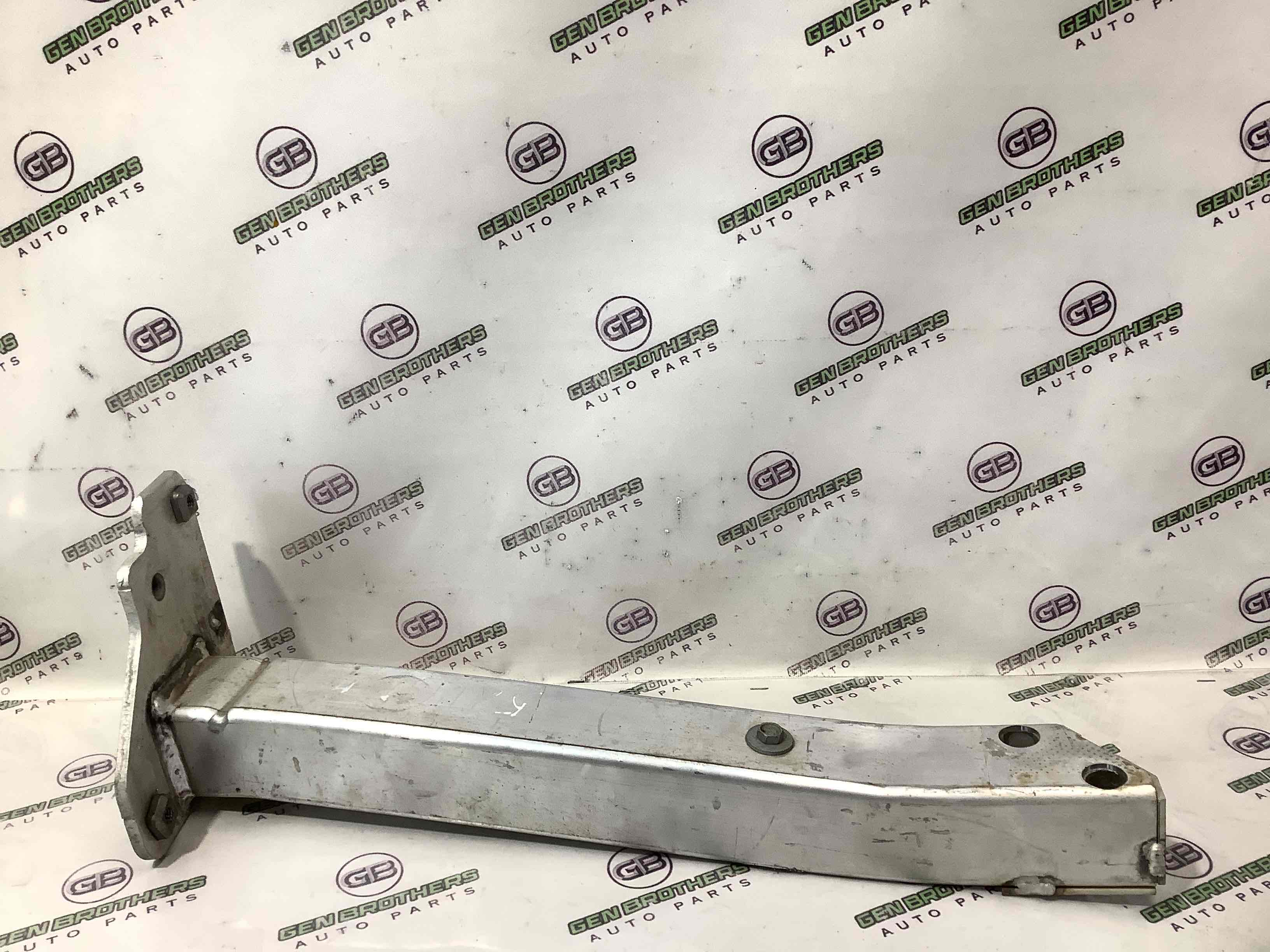 Підсилювач бампера переднього