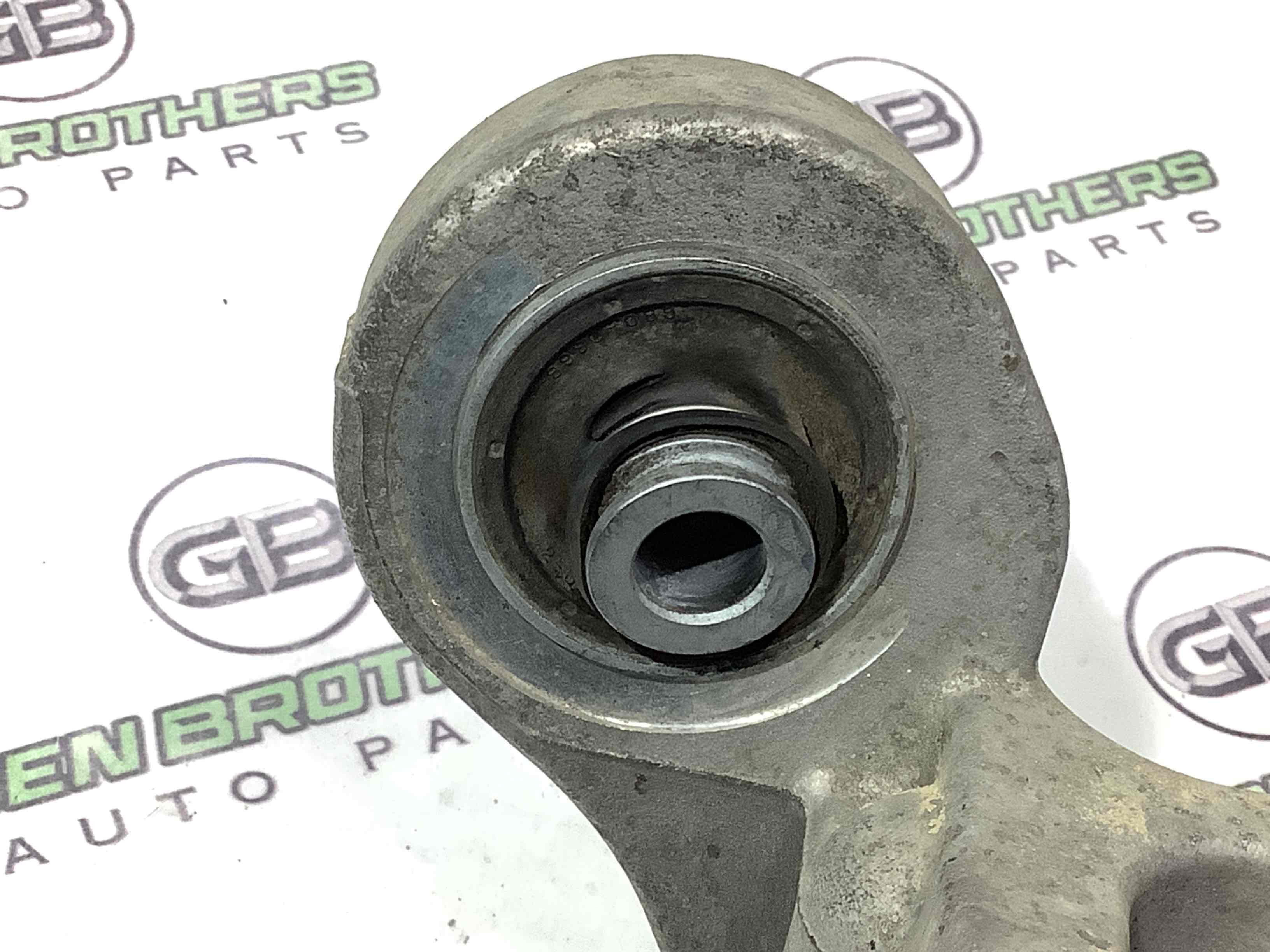 Кулак задній лівий