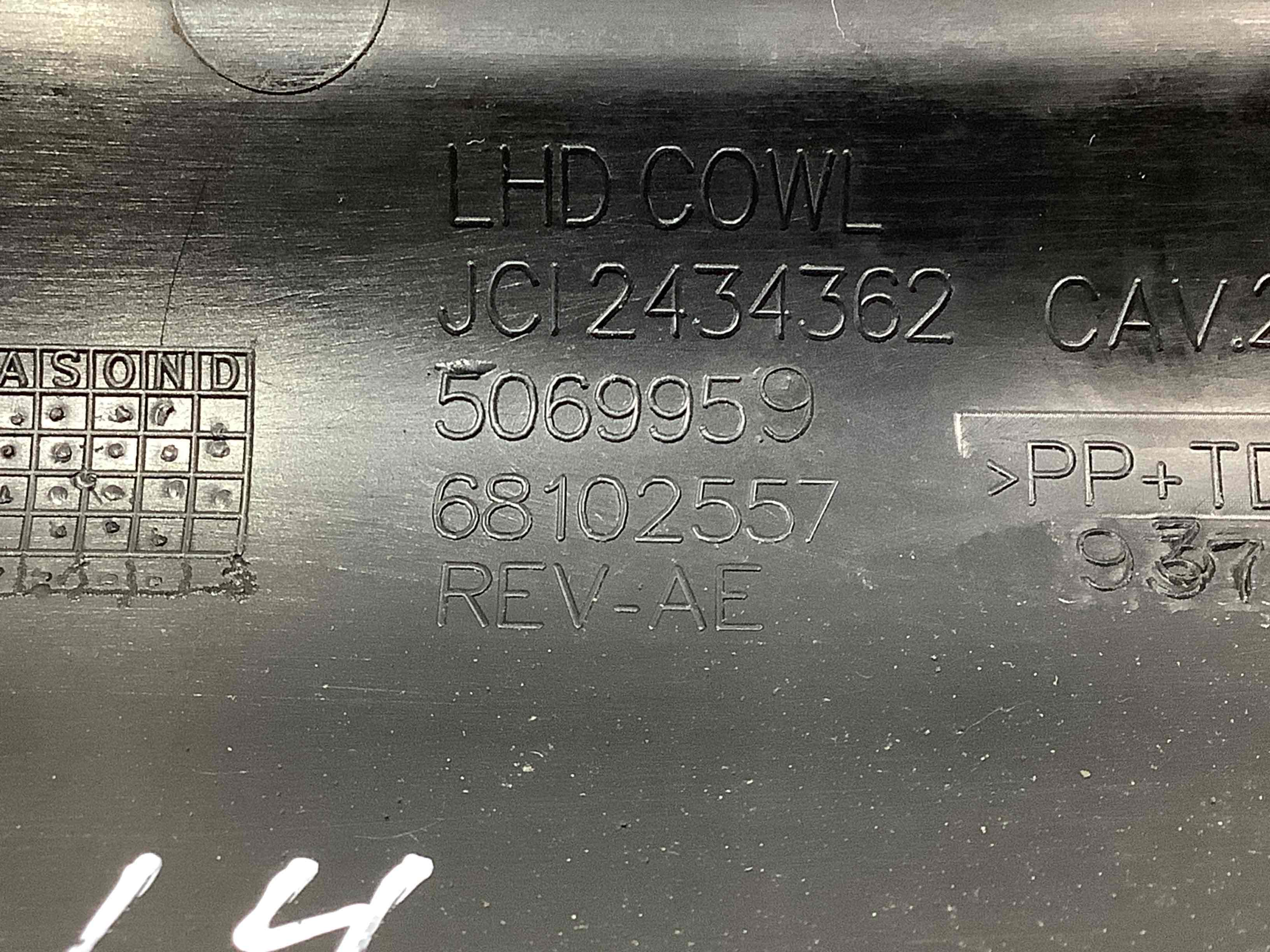 Жабо трапеції двірників, кріплення жабо