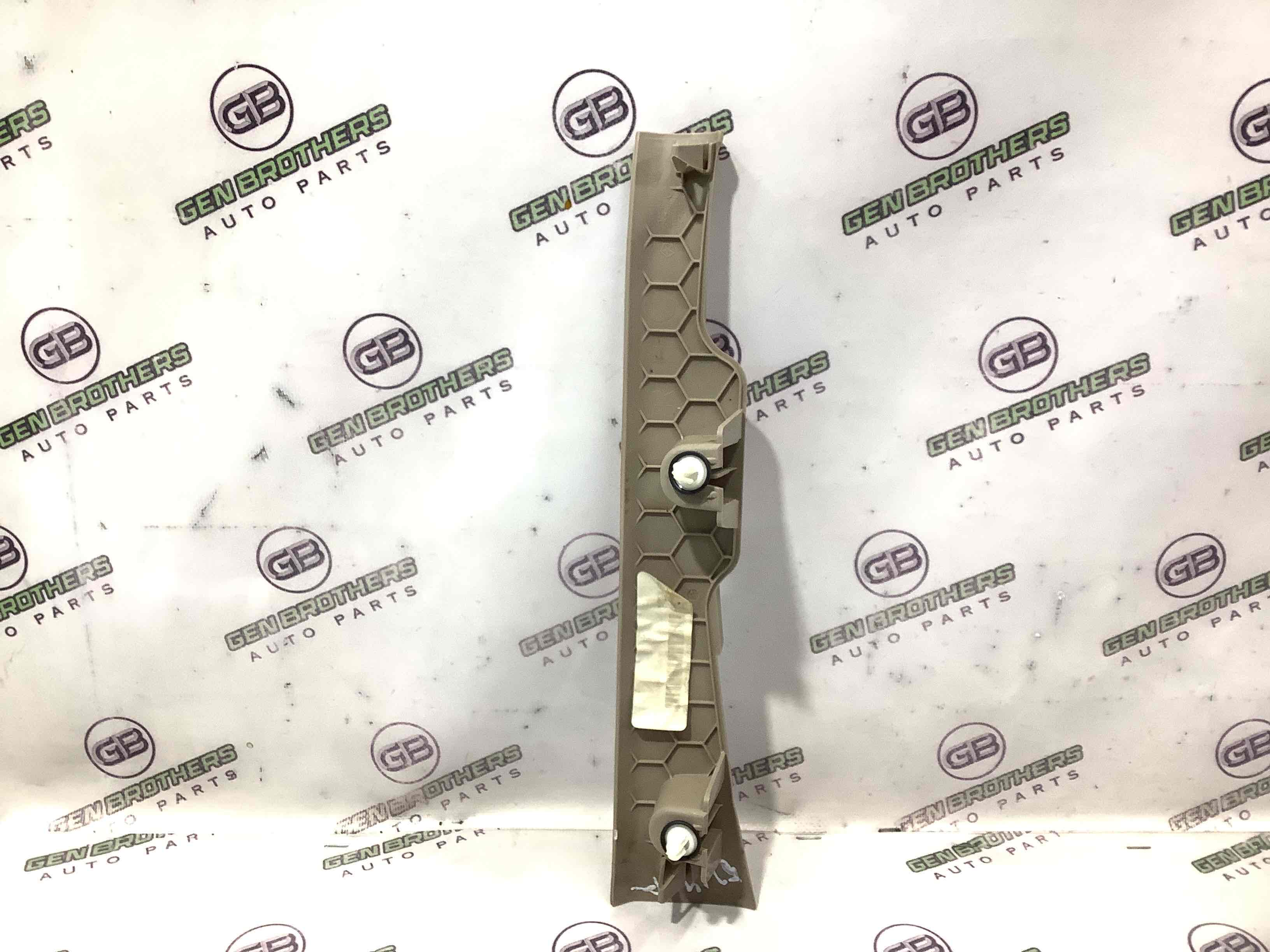 Обшивка передньої стійки права